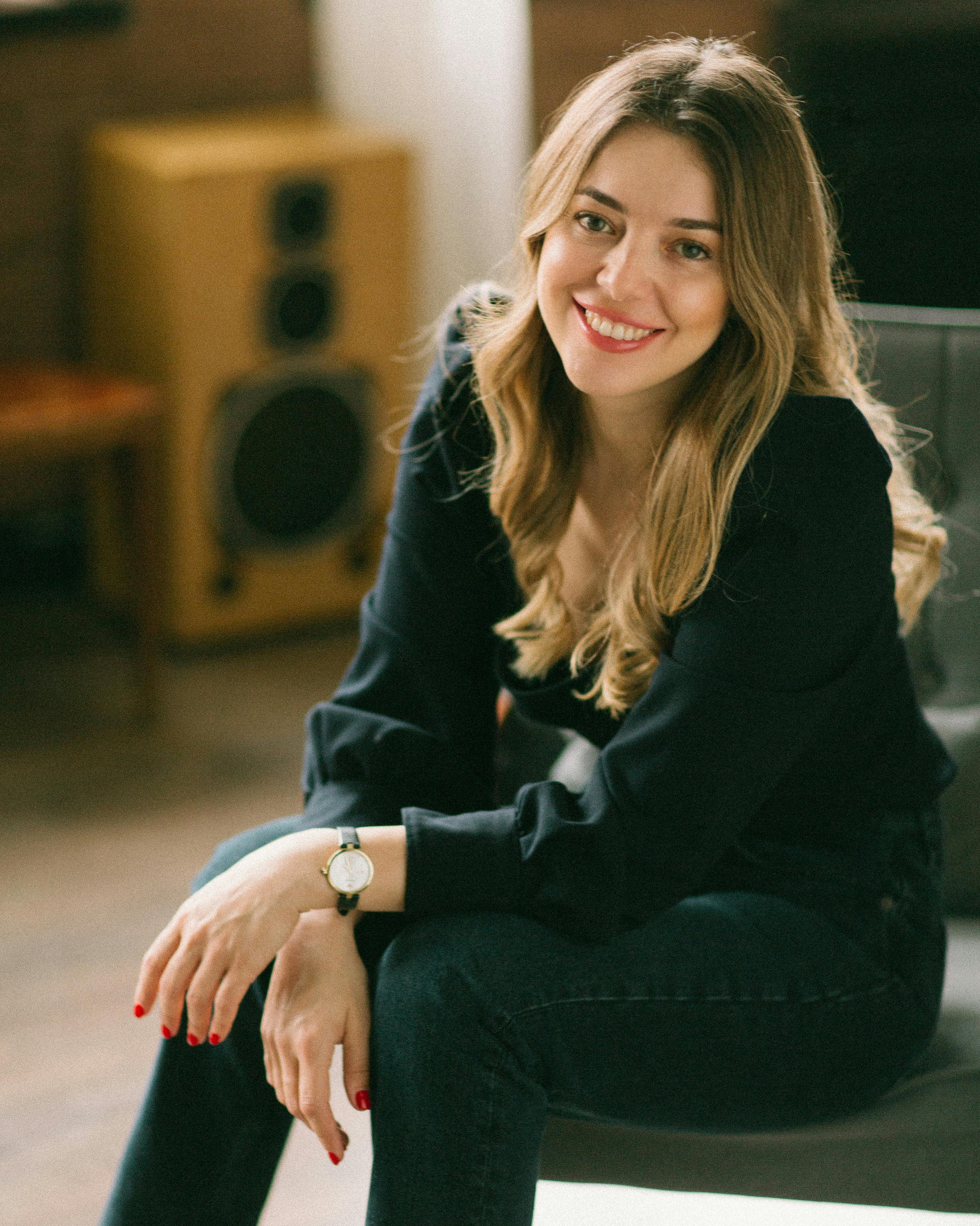 Person sidder på stol