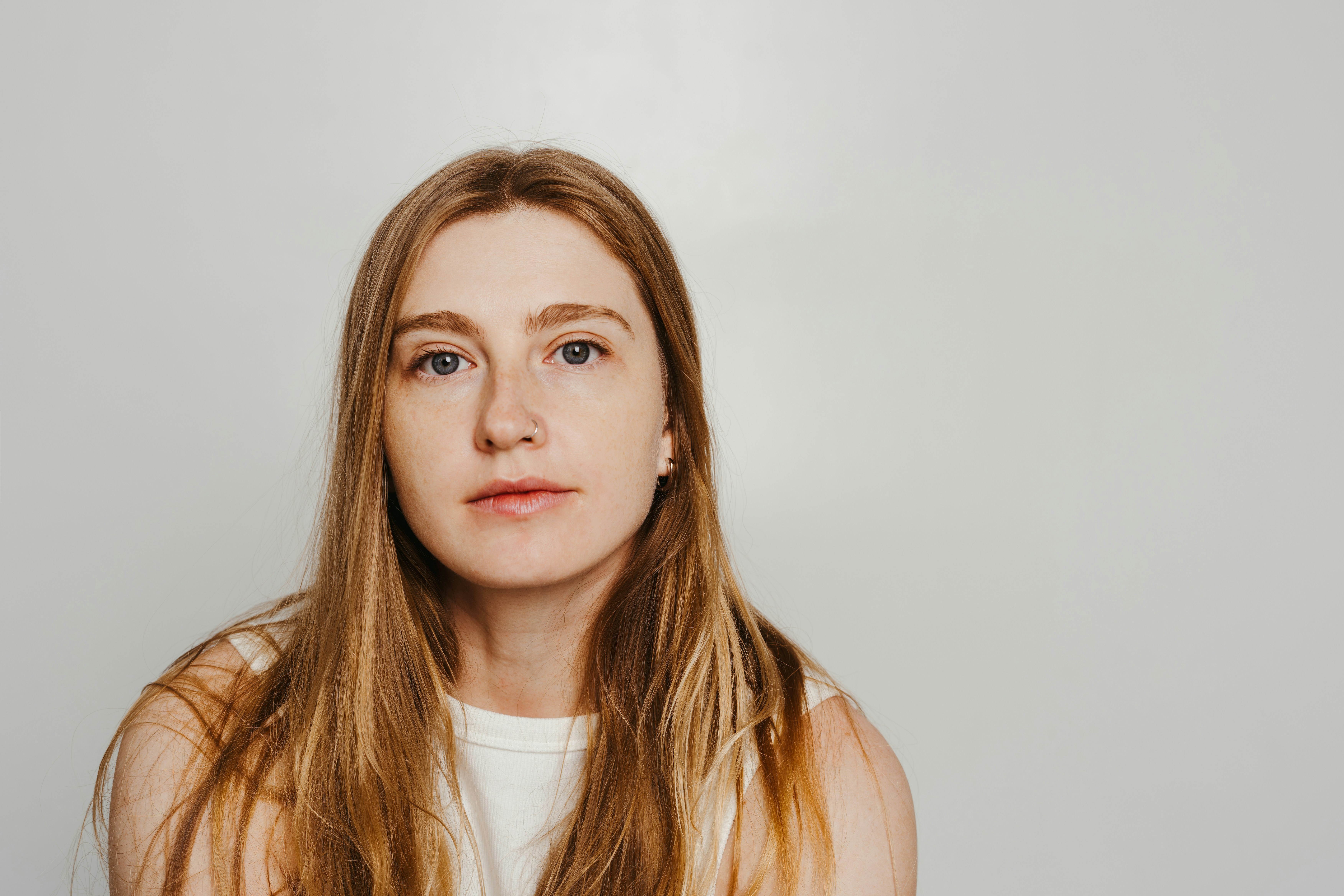 Person kigger ind i kameraet 