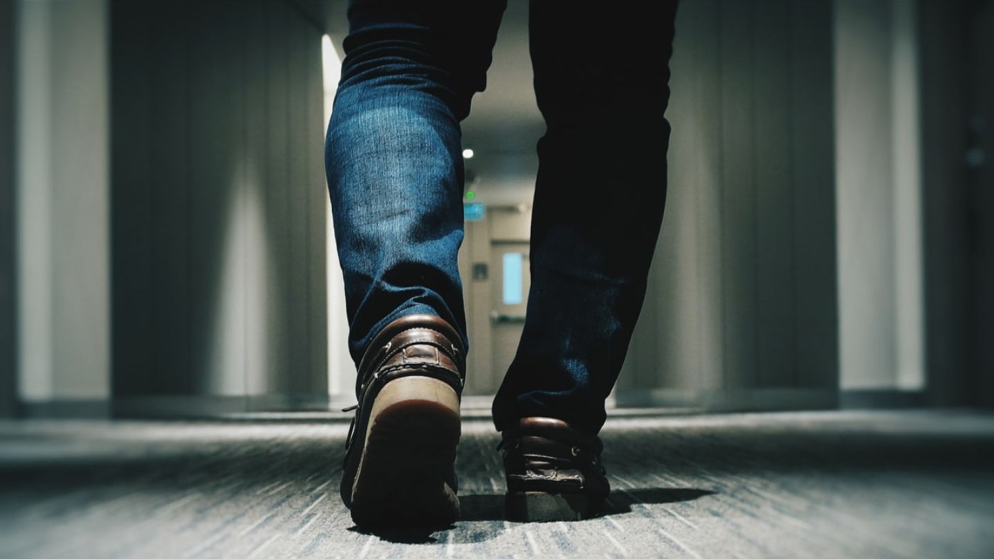 Person, der går ned af gang