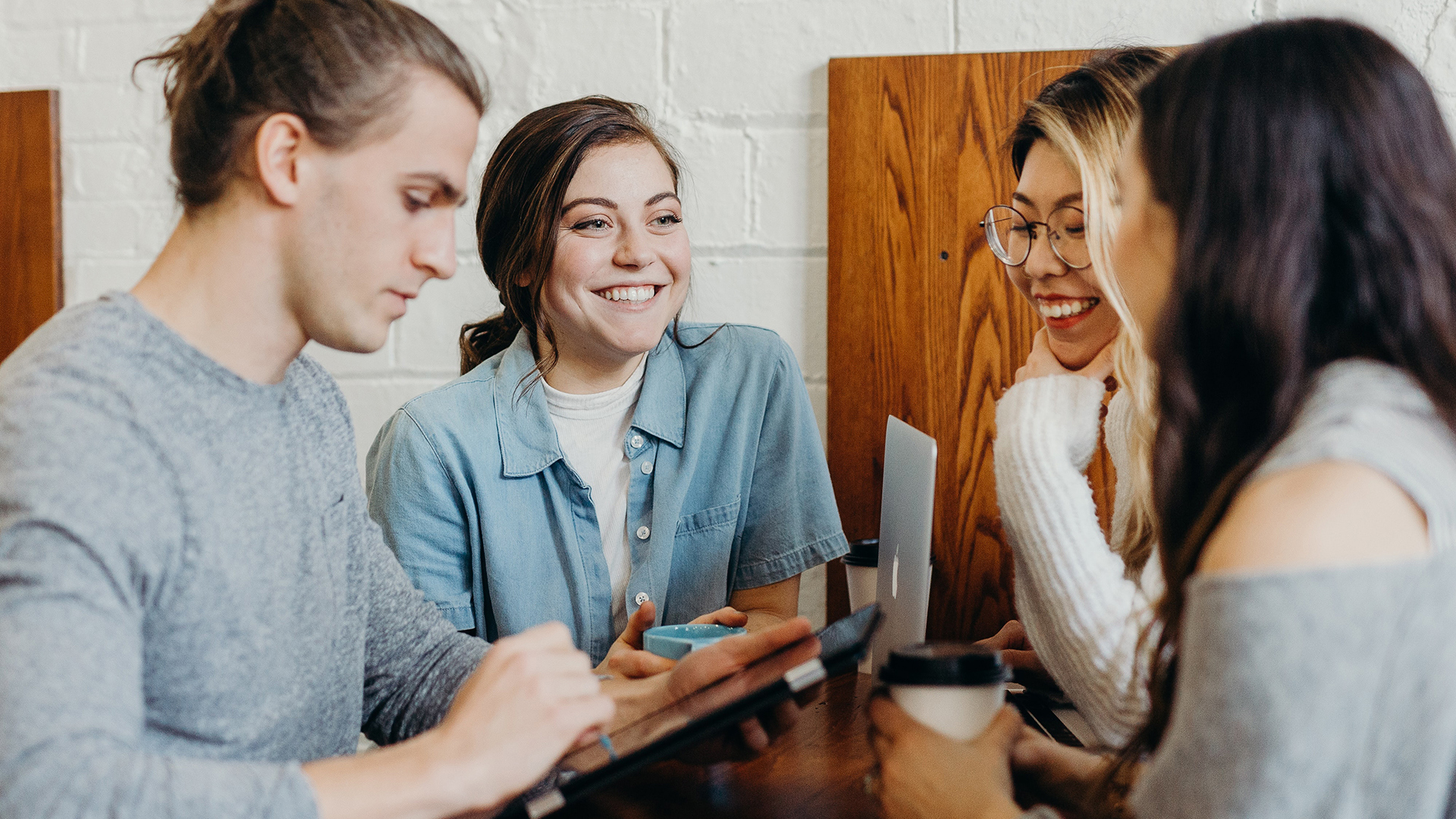 Gruppe af mennesker der griner