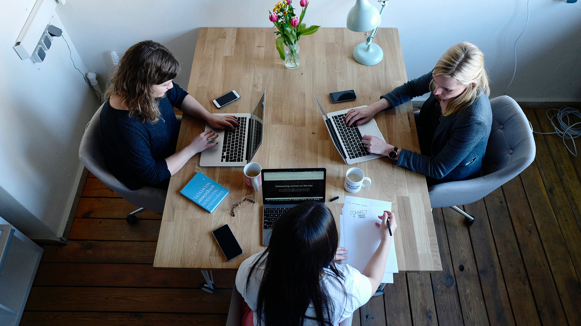 Kvinder arbejder på computere