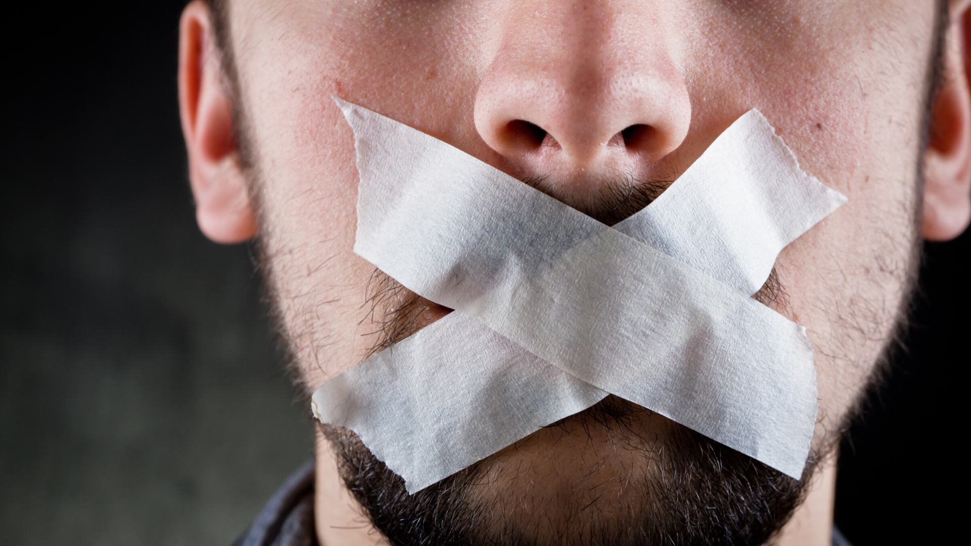 Mand med tape for munden