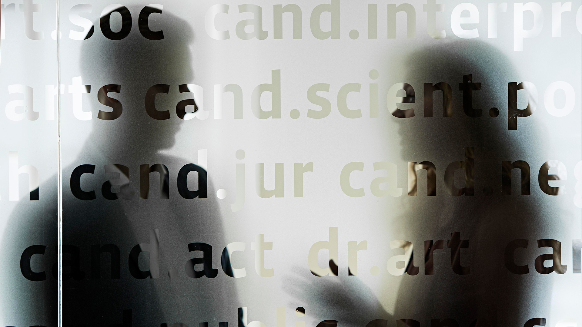 To personer, der taler sammen