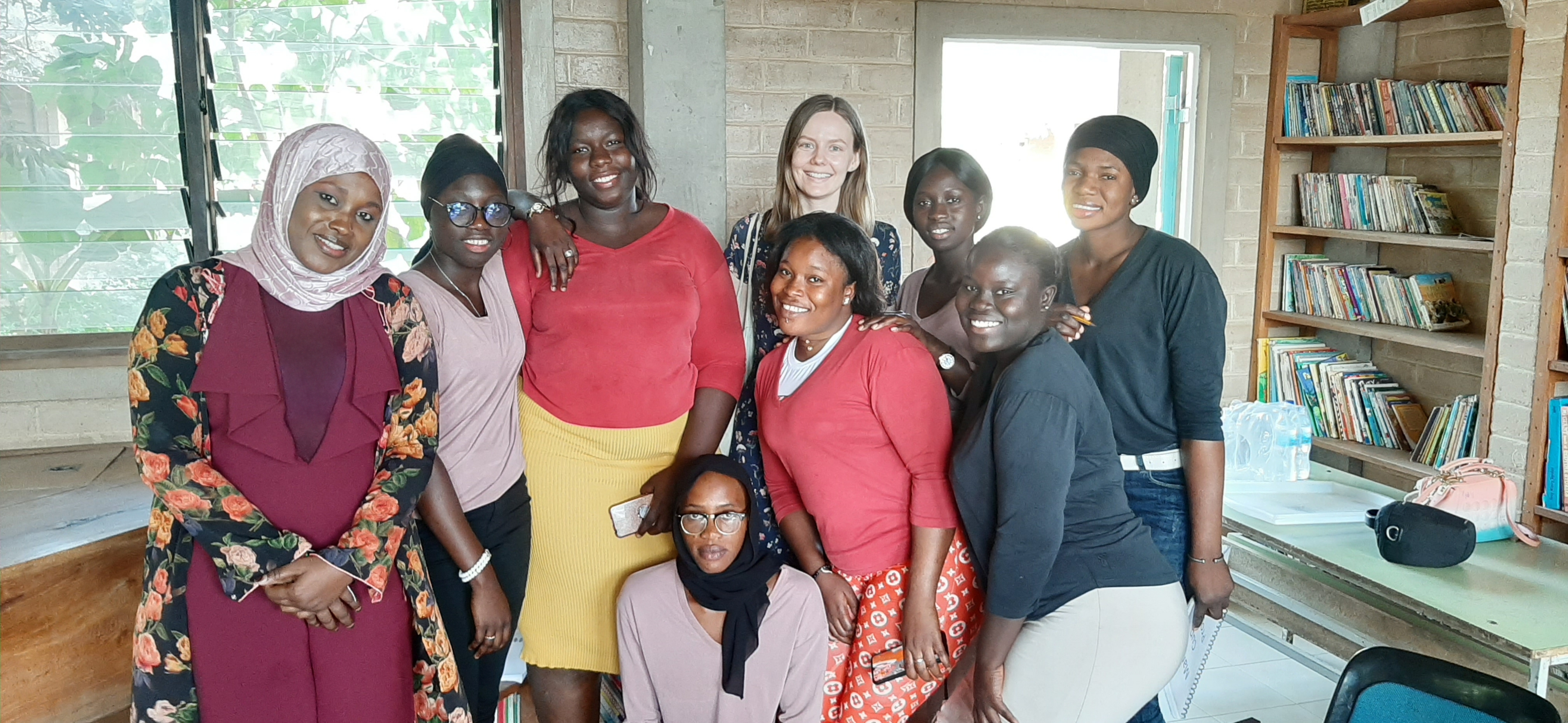 Sarah Teresa Schøller (bagerst i midten) kom til Gambia med støtte fra DM