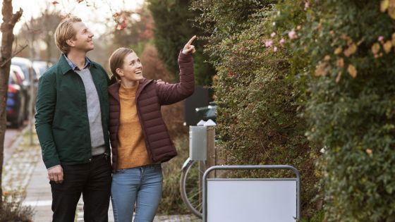 Ungt Par Kigger Pa Hus