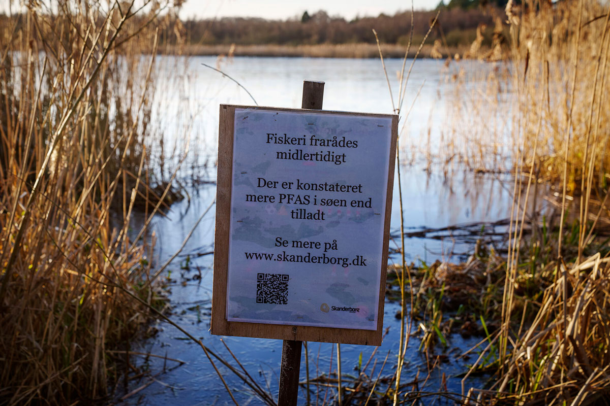 Skilt med fiskeriforbud pga. PFAS