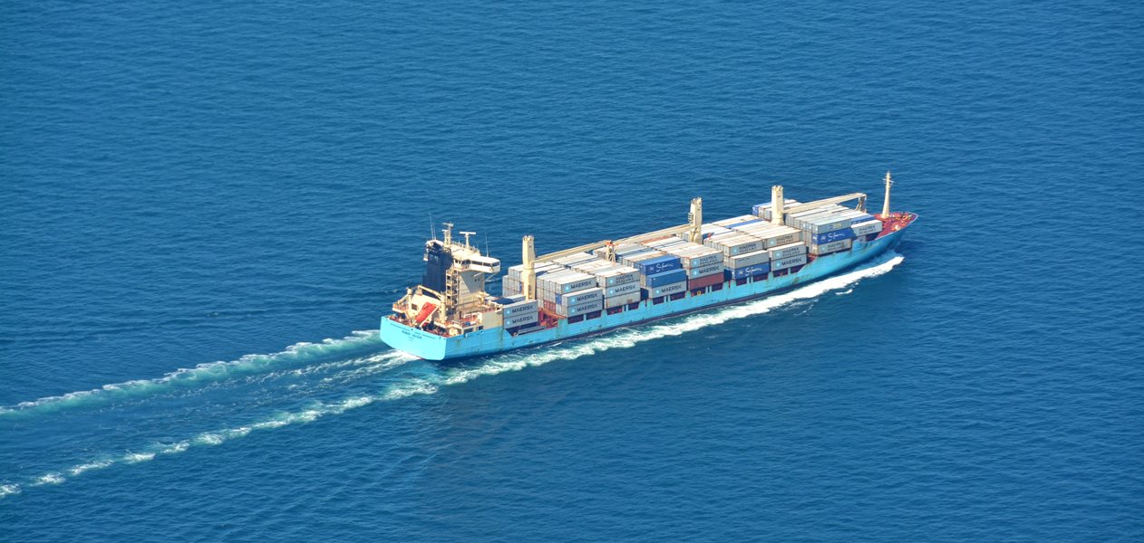 Mærsk investerer millioner i eFuels, og det er tydeligt, at de mener det alvorligt. Rederiet er den første store virksomhed internationalt set, som satser på eMetanol som brændstof. "Og det tror jeg virkelig rykker noget," siger Henrik Wenzel, professor ved SDU.