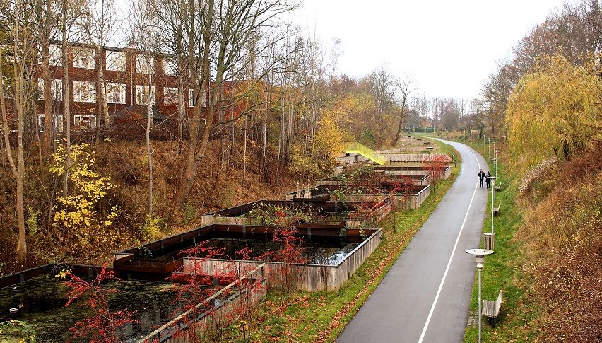 Den samlede sommernedbør har ikke ændret sig markant, men der er en tendens både nu og i fremtiden til, at det regner mere ekstremt, dvs. med større mængder på kortere tid i forbindelse med fx skybrud. Langs Vandledningsstien i Gladsaxe er den ekstra regn forsøgt kontrolleret i et klimatilpasningsprojekt ved at forbinde en række regnvandsbassiner i et regnvandslandskab.