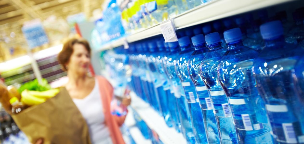 Vi kan faktisk lave både plast og brændstoffer af luft og vand. Det er selvfølgelig formuleret sådan for at virke en smule overraskende, men det er sandt nok. Fra luften kan vi ekstrahere CO2, og fra vandet kan vi lave brint via elektrolyse. Strømmen til elektrolysen får vi fra vindkraft og solceller. Brinten og CO2’en kan vi så reagere til kulbrinter – som er det, brændstoffer og plast består af.