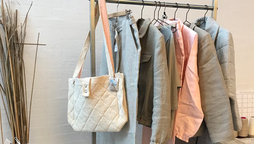 Hampedesign af Rachel Kollerup, der har arbejdet med de udfordringer, som de mange typer af hampetekstilkvaliteter giver. Kollektionen af hampetøj har været såvel jakker, frakker, bukser, bluser og trøjer foruden accessoires. Der har været arbejdet meget med funktionaliteten af tøjet, herunder at tilføje lommer, kraver, dimensioner mv.