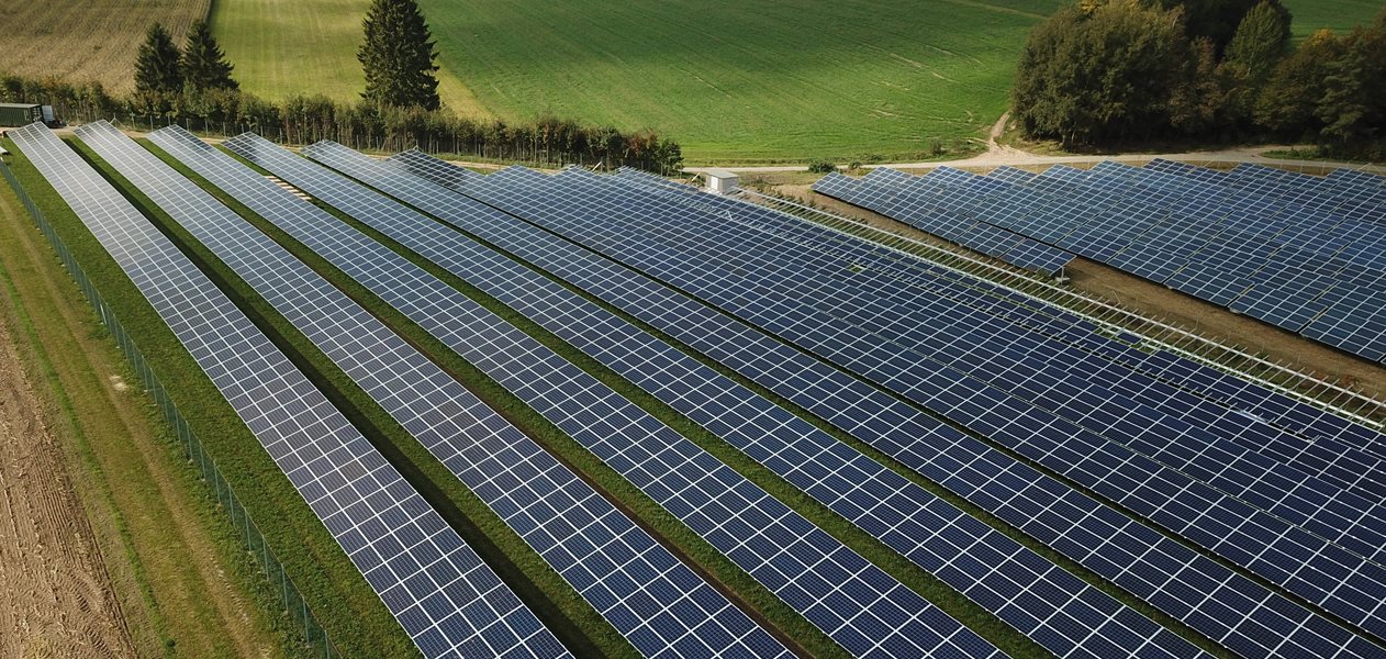 Der er flere planer for grøn energi – fx i form af solcelleparker og biomasseproduktion – men det er ikke fastslået, hvor den grønne energi skal produceres. Vi savner en politik for arealanvendelsen. Lige nu dækker energiproduktion på landbrugsjord 1 pct., og det mulige arealbehov vil i 2050 måske være 10 pct., mens borgerne foreslår 4 pct.