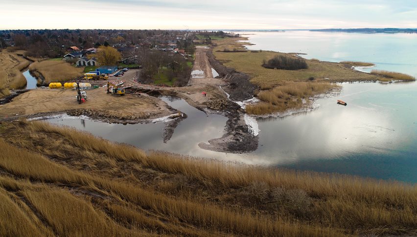 I de senere år har det især været habitatdirektivet, der har givet anledning til, at tilladelser og planer for selv meget vigtige projekter er blevet underkendt, fordi de var vedtaget i modstrid med habitatdirektivets artikel 6 om beskyttelse af Natura 2000-områder. Blandt de mest vidtgående var sagen om kystbeskyttelsesanlæg ved det oversvømmelsestruede Jyllinge Nordmark.