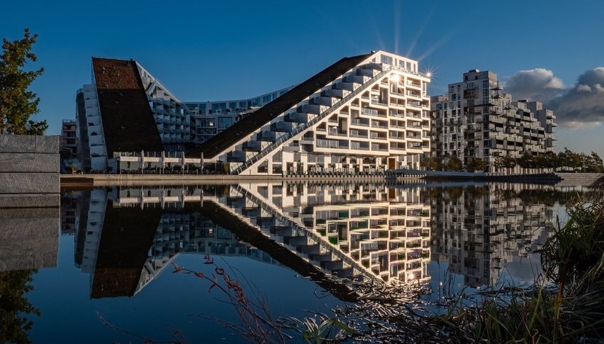 National strategi for bæredygtigt byggeri arbejder med CO2-grænseværdier for nye bygninger i kg CO2-ækvivalenter pr. kvadratmeter pr. år (CO2-ækv/m2/år). Kravene forventes strammet successivt frem mod 2030. Ved et krav på f.eks. 7,5 kg CO2-ækv/m2/år vil ca. 90 procent af nybyggeriet skulle præstere bedre klimamæssigt end i dag eller med andre ord: En meget stor del af bygningerne opført før 2021 ville ikke længere kunne opføres, som her Ørestaden ved København.