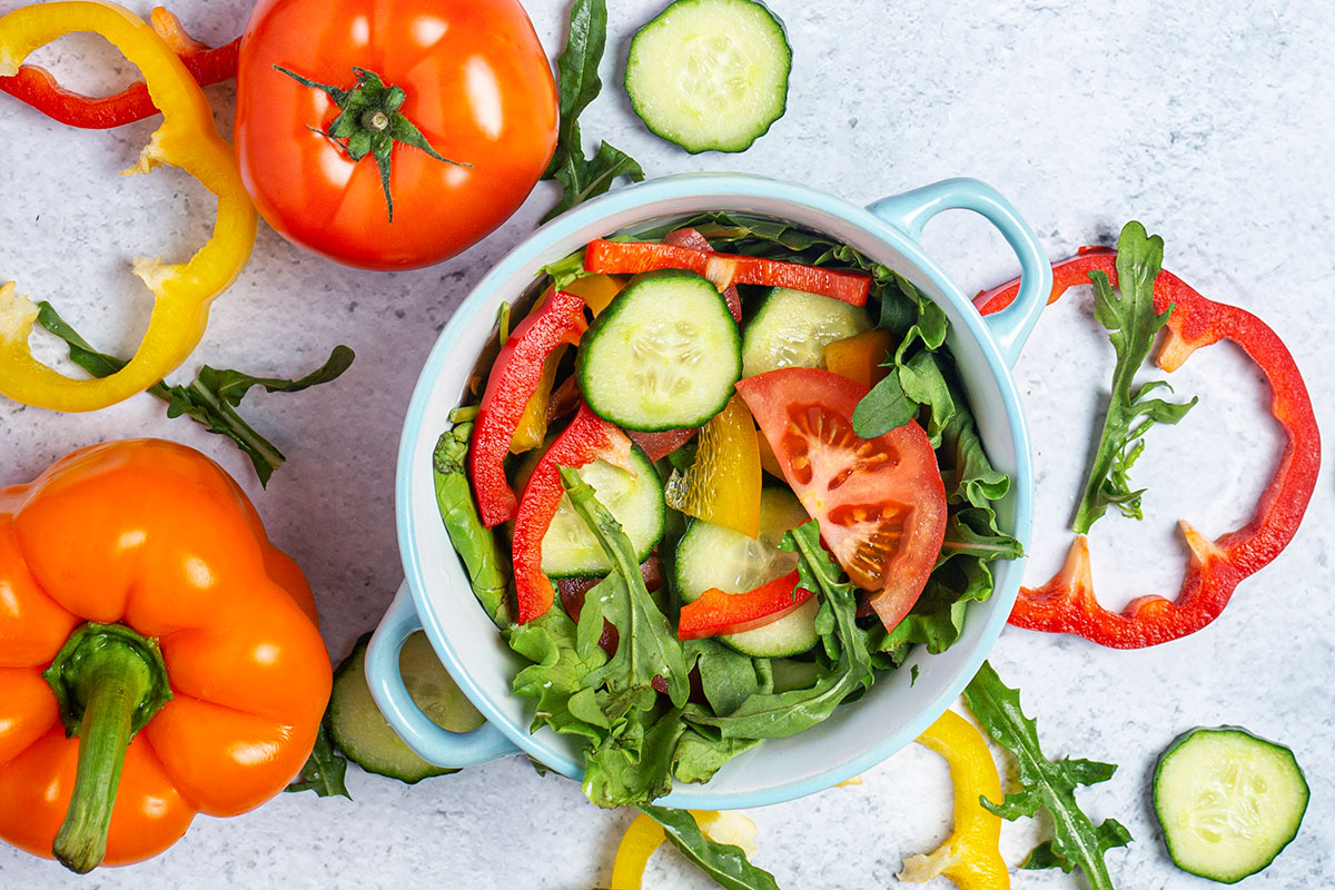 plantebaseret mad fødevarer peber tomat salat grønt