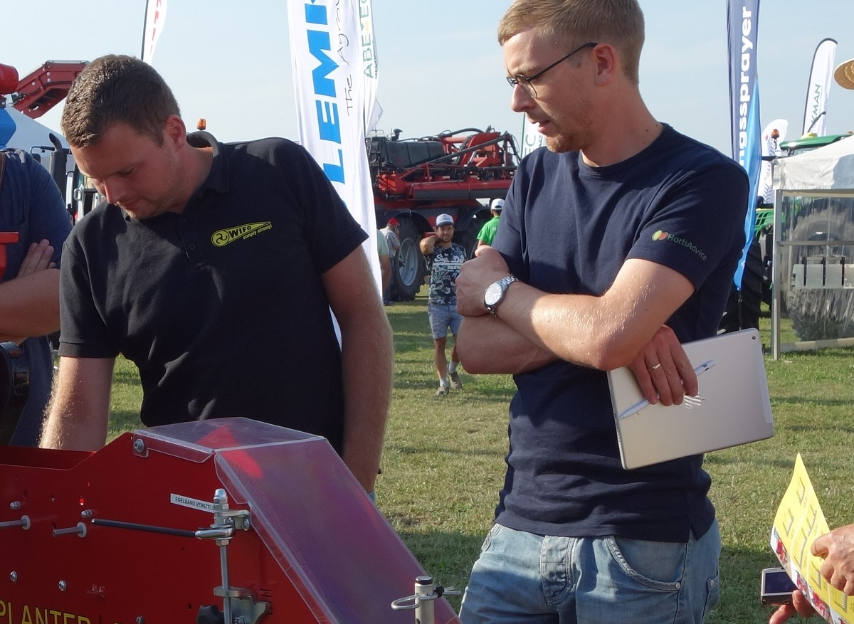 Asbjørn M Nørgaard ved læggemaskine