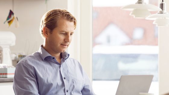 Mand I Bla Skjorte Ved Computer