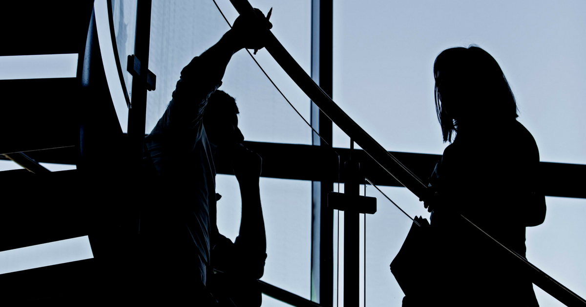 Mennesker, der taler på en trappe