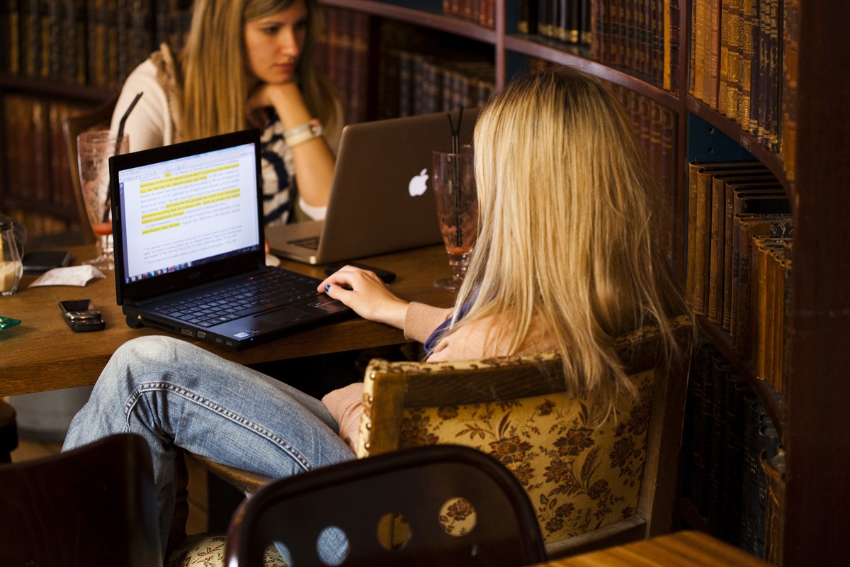 Studerende ved computer