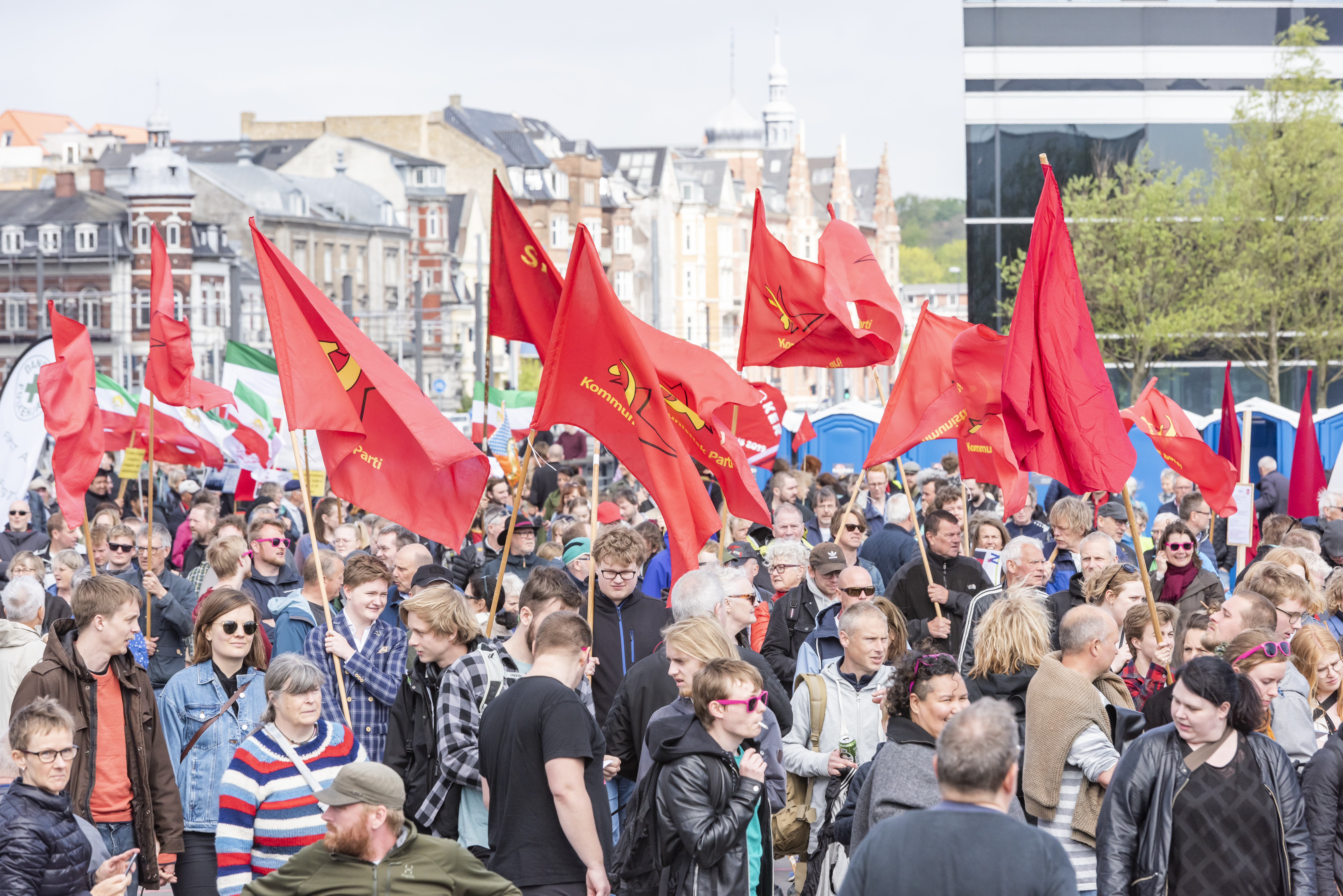 Røde faner med til demonstration