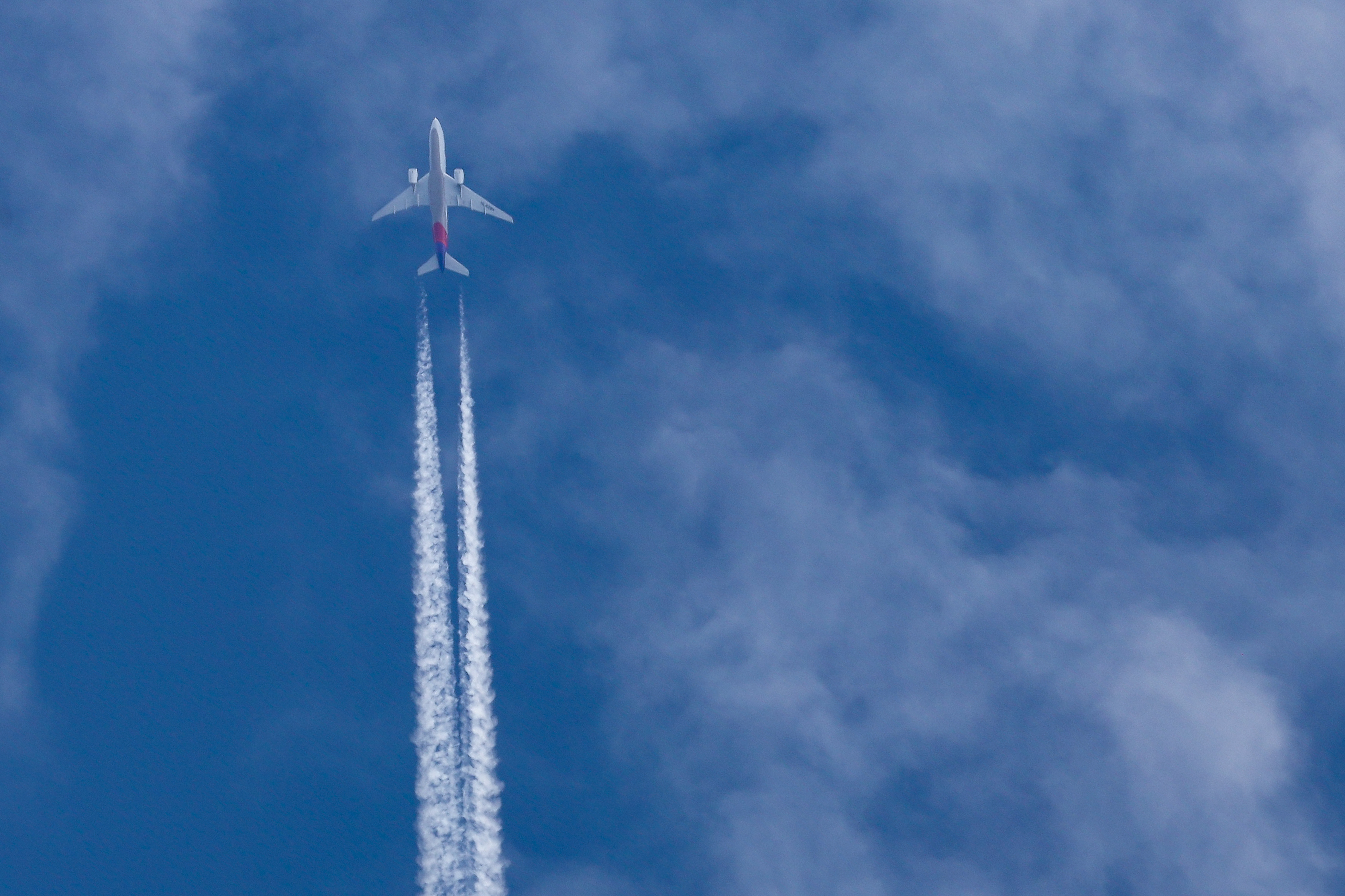 Fly på himlen med striber efter sig
