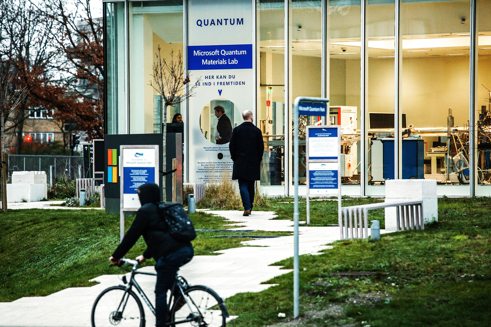 Microsoft åbnede i efteråret 2018 Quantum Materials Lab i Lyngby, hvor forskere og ingeniører fra Københavns Universitet, DTU og Microsoft skal bygge materialerne til den første kvantecomputer på verdensplan.