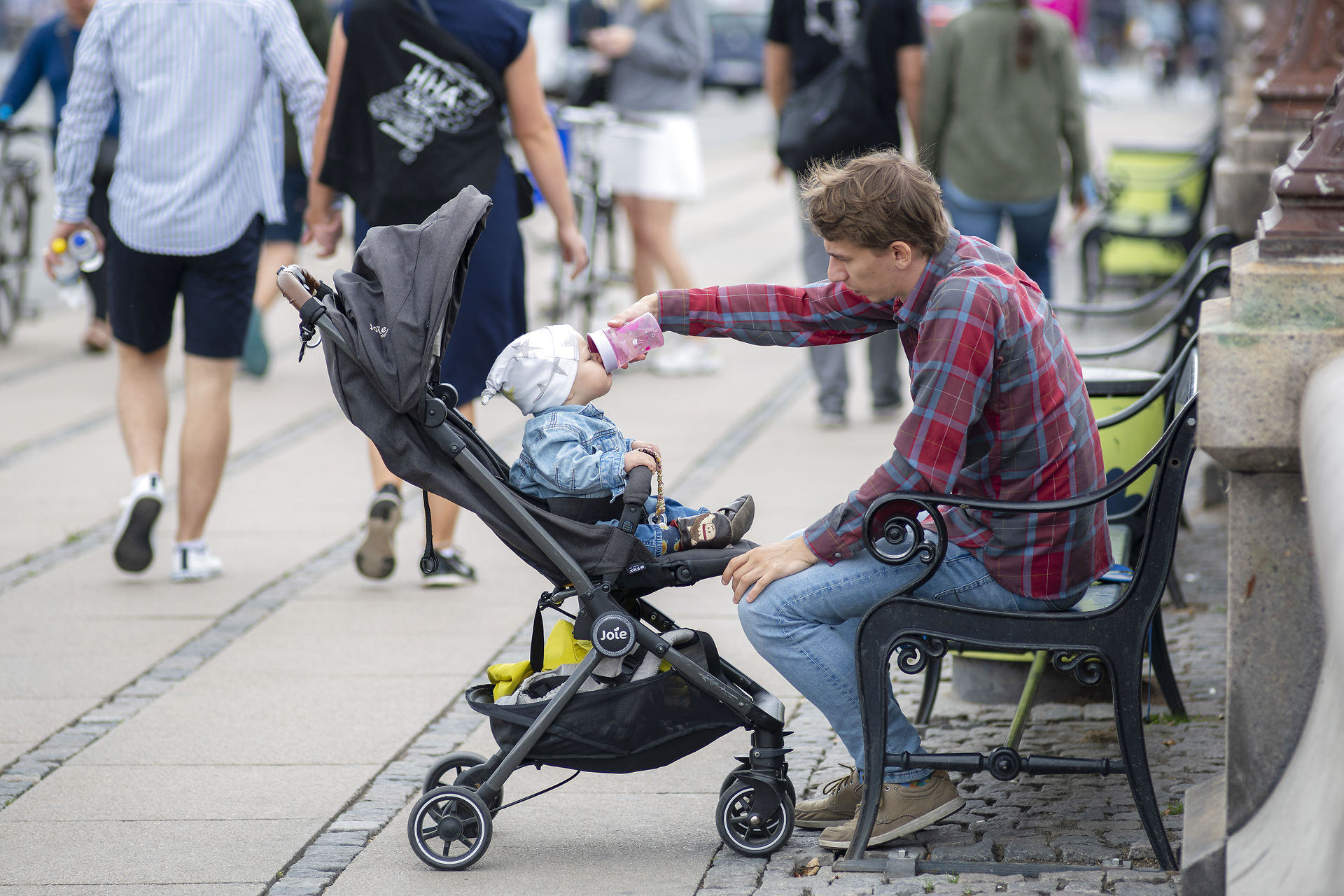 Mand med barn i klapvogn