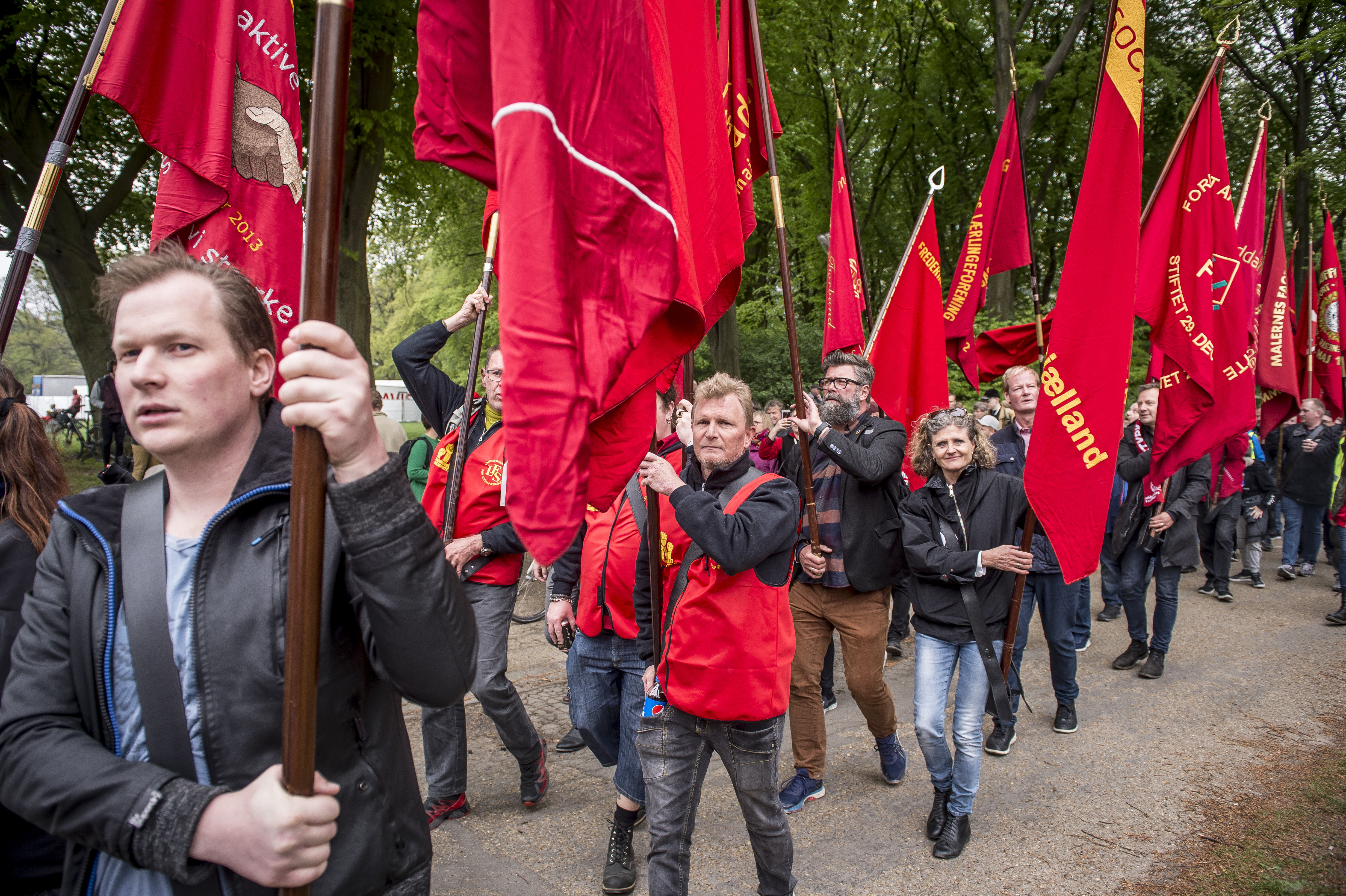 Fanemarchen ved fejringen af 1. maj i Fælledparken i 2019.