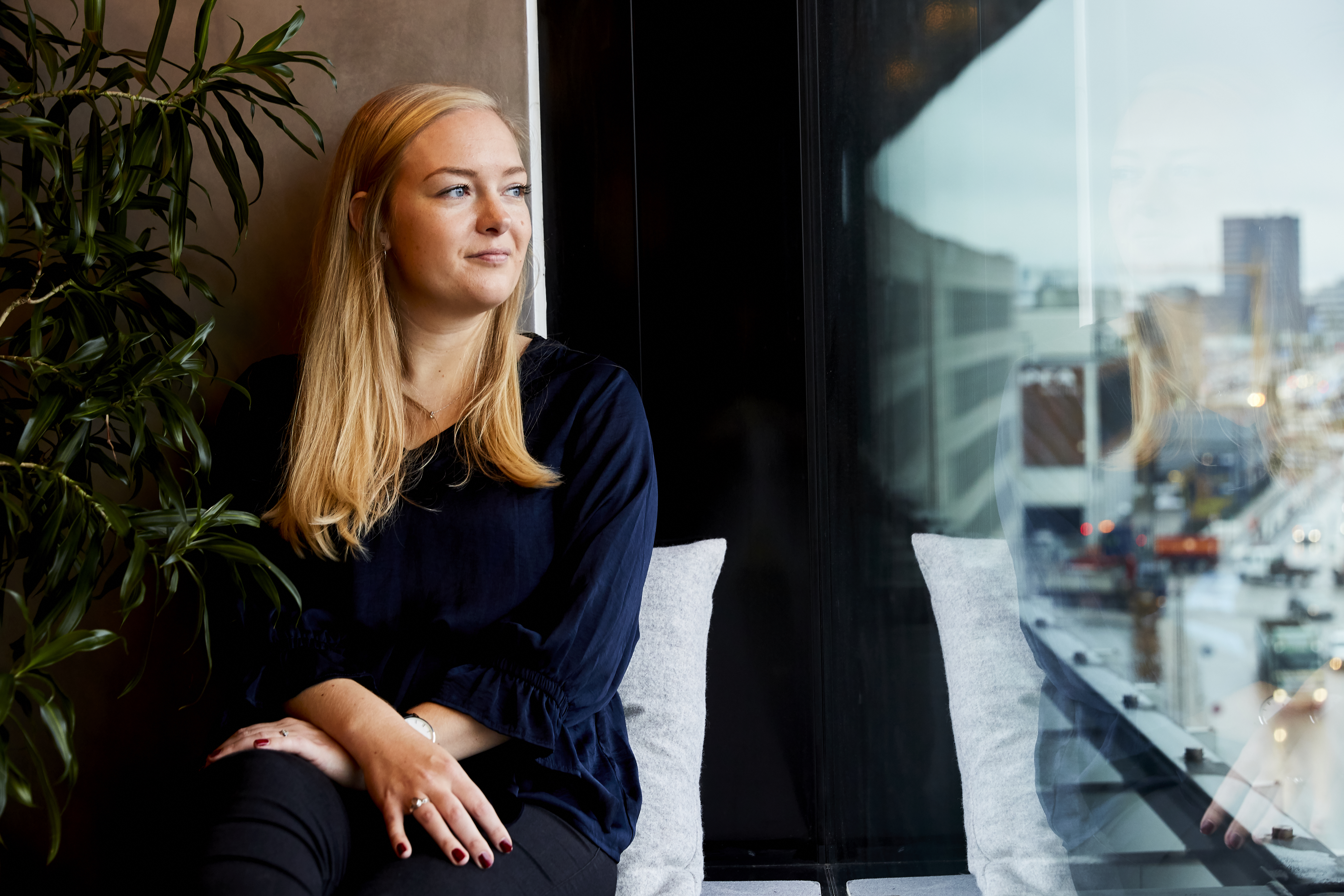 Maria Arildsen i vindueskarm