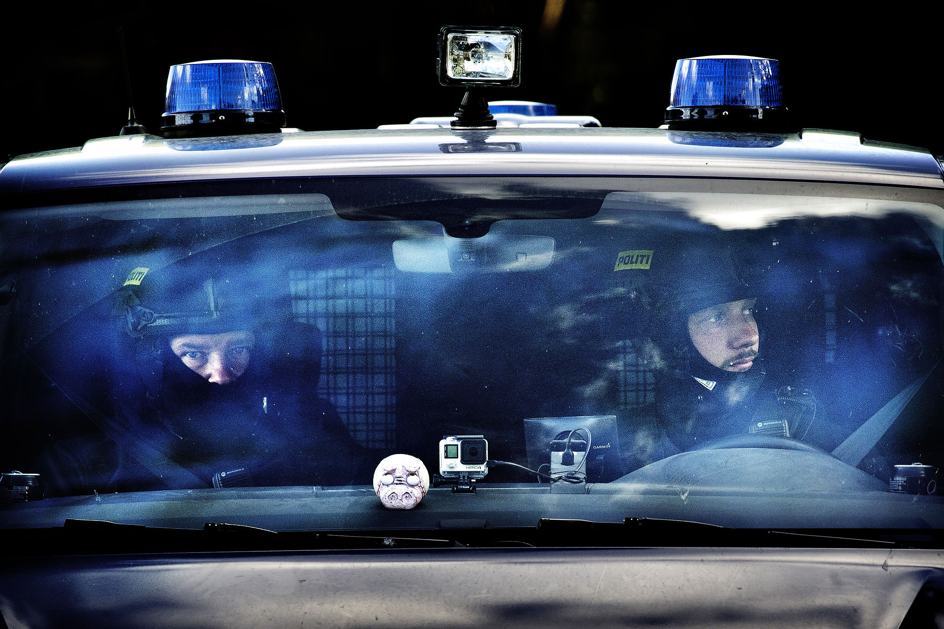 Politibetjente i en bil