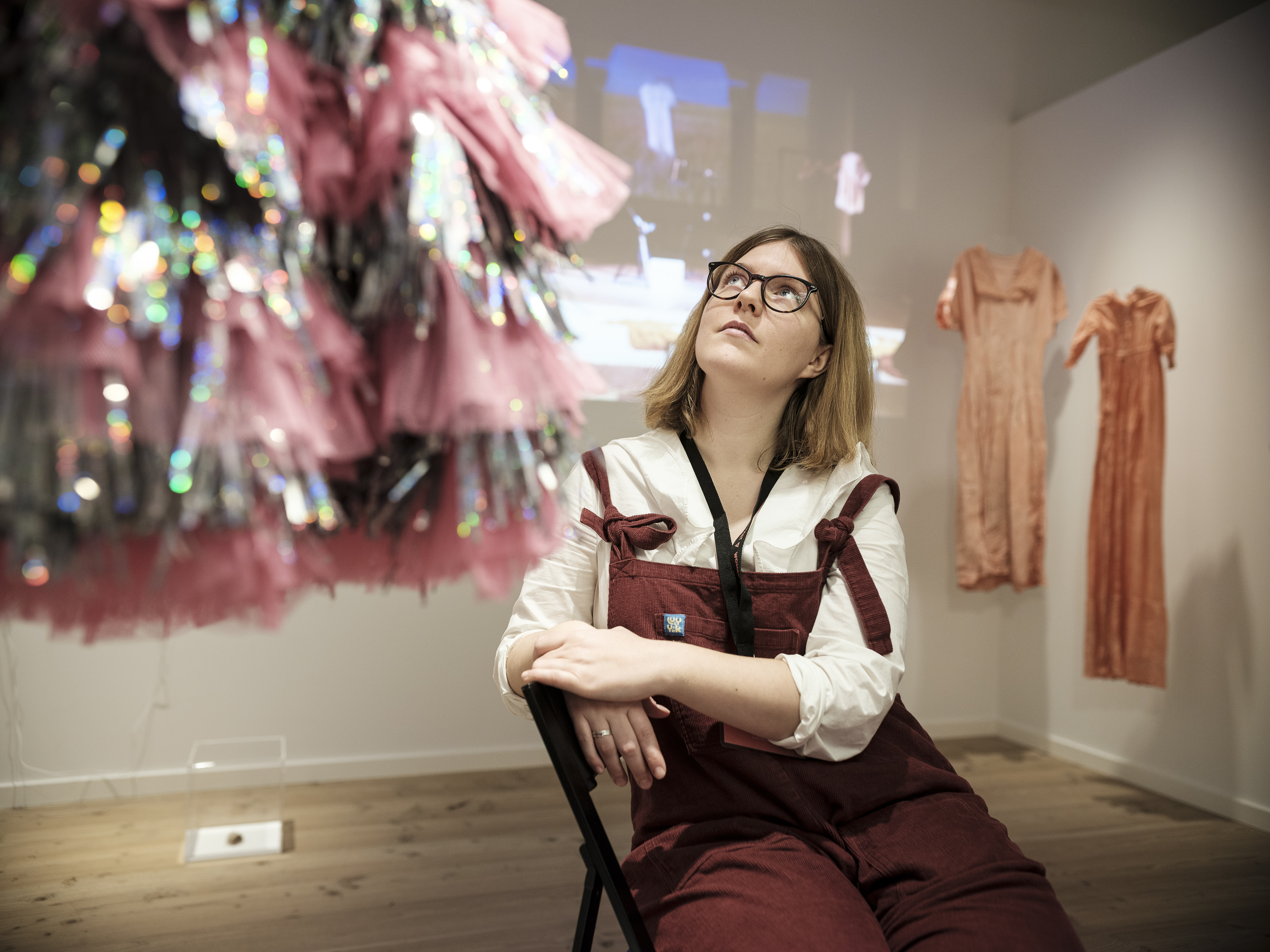 Mie Danielsen kigger på juletræ