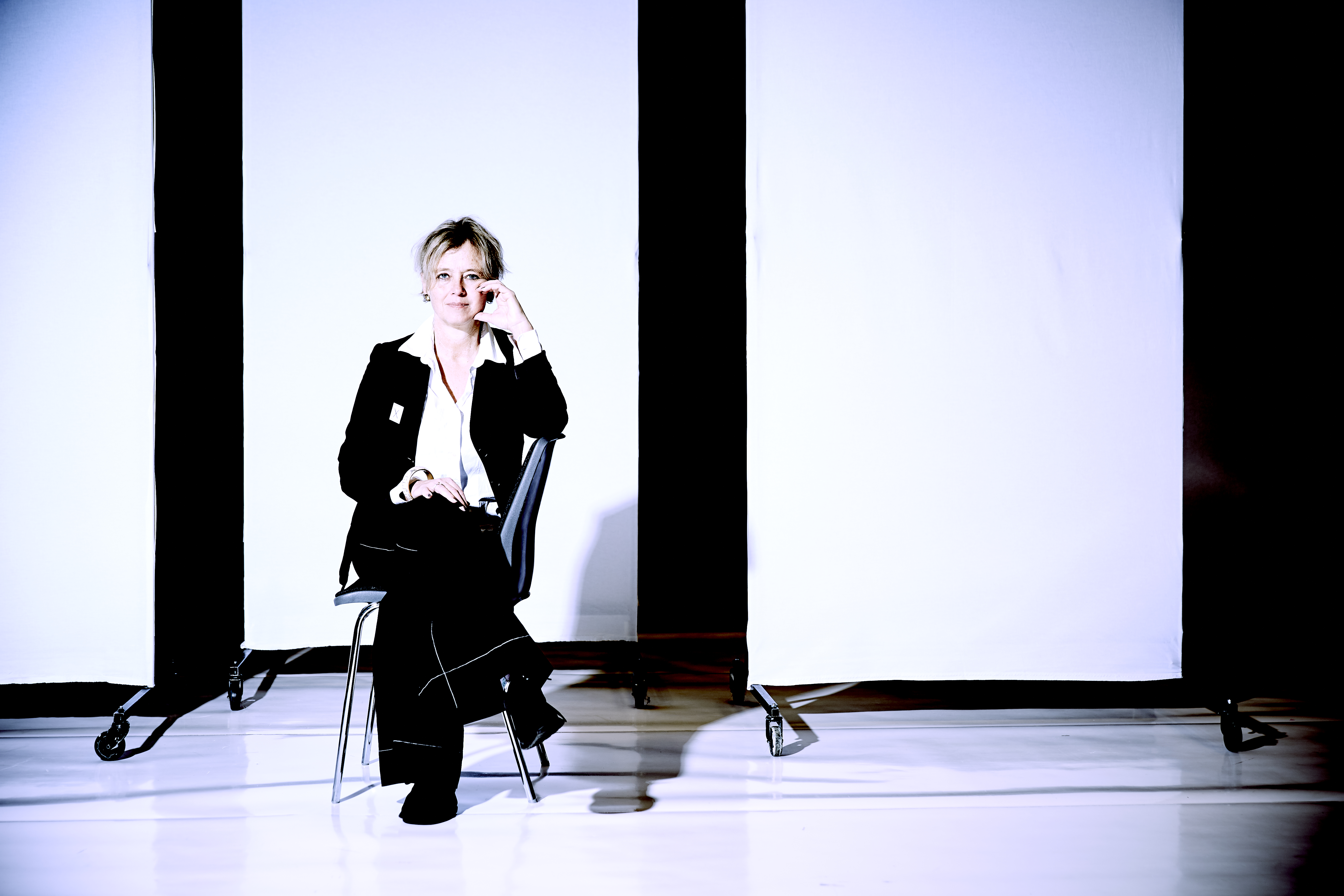 kvinde sidder på stol