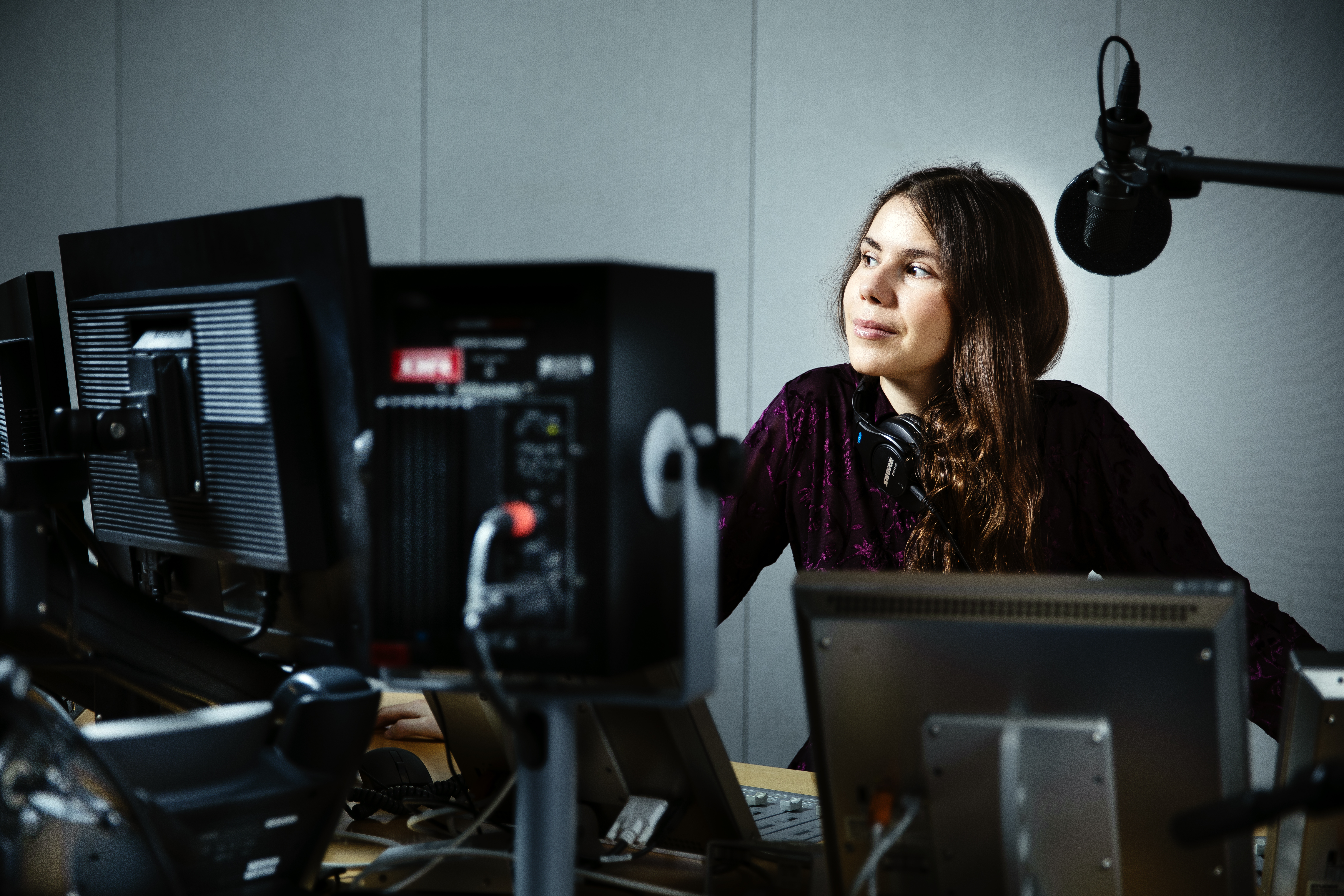 Kvinde i radiostudie