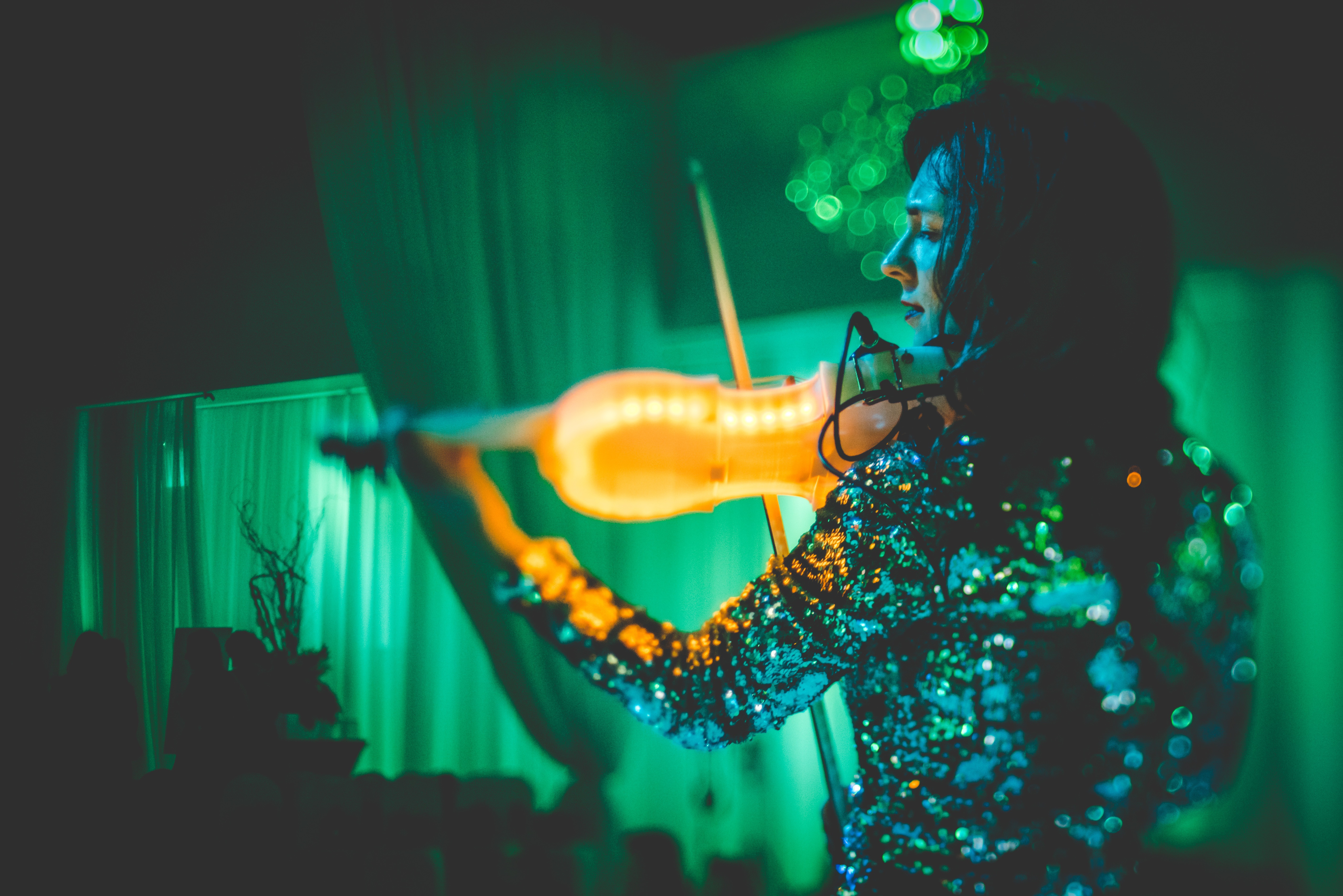 Kvinde med synæstesi spiller på violin