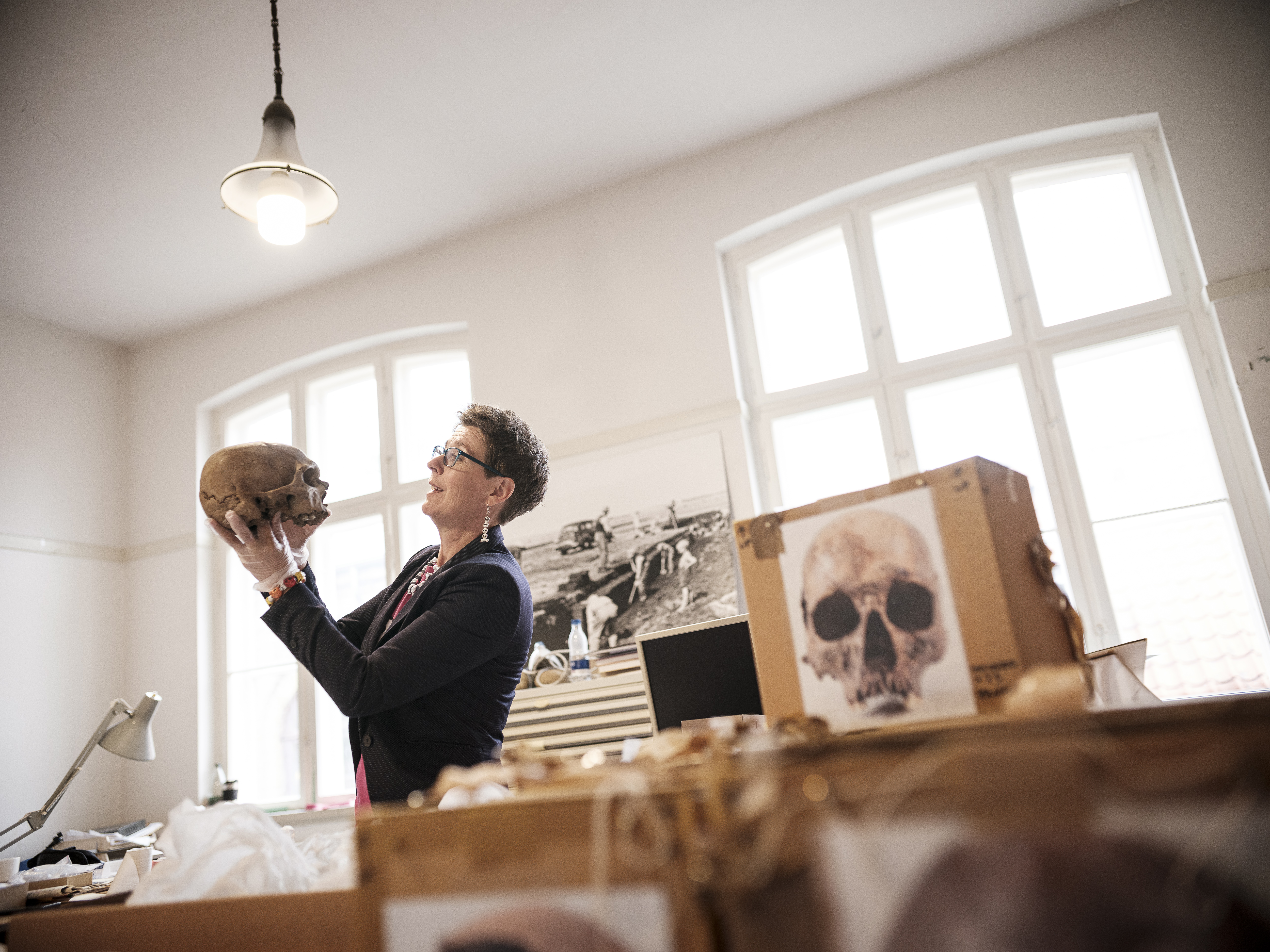 Sidsel Wahlin holder et kranium