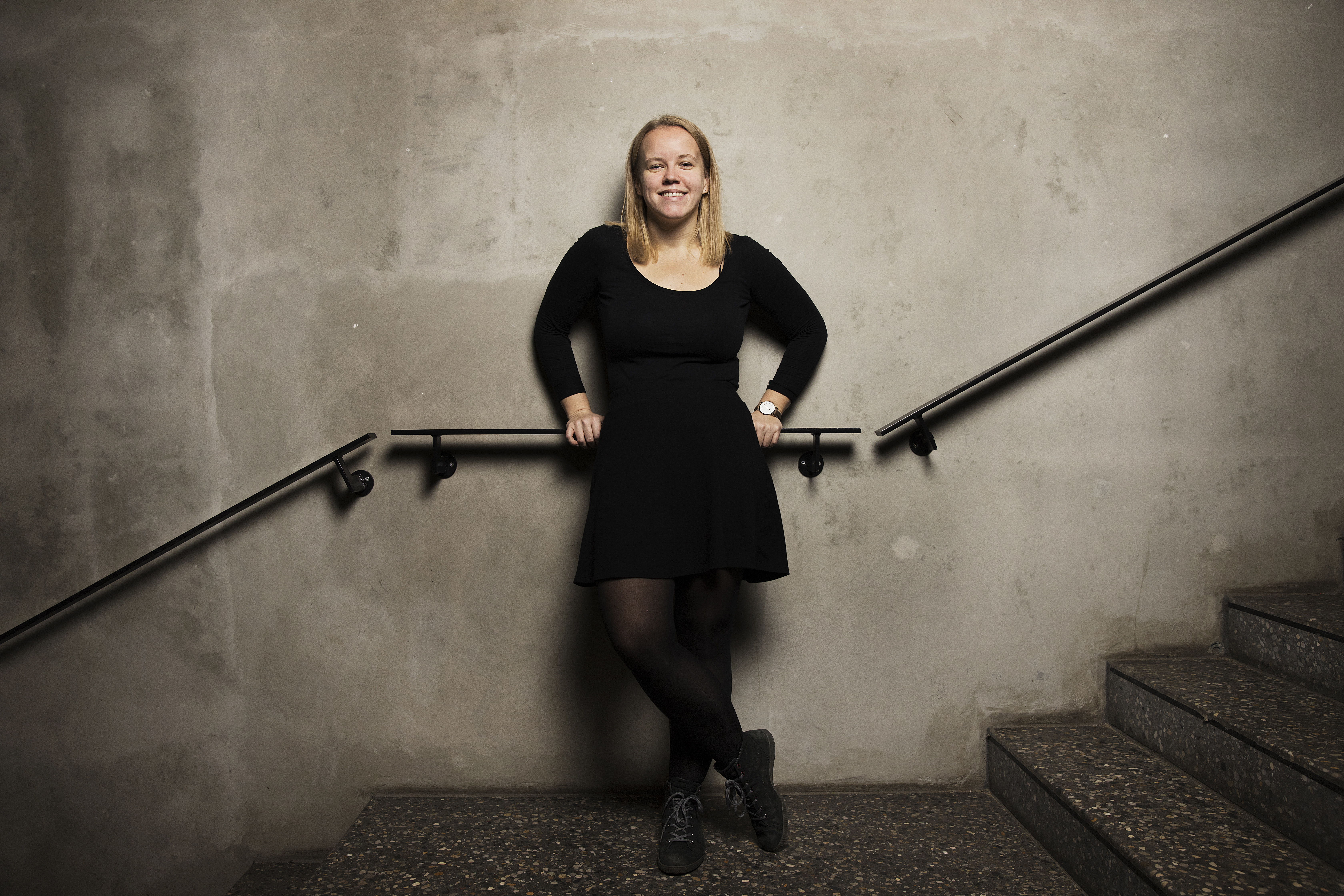 Studerende står på en trappe