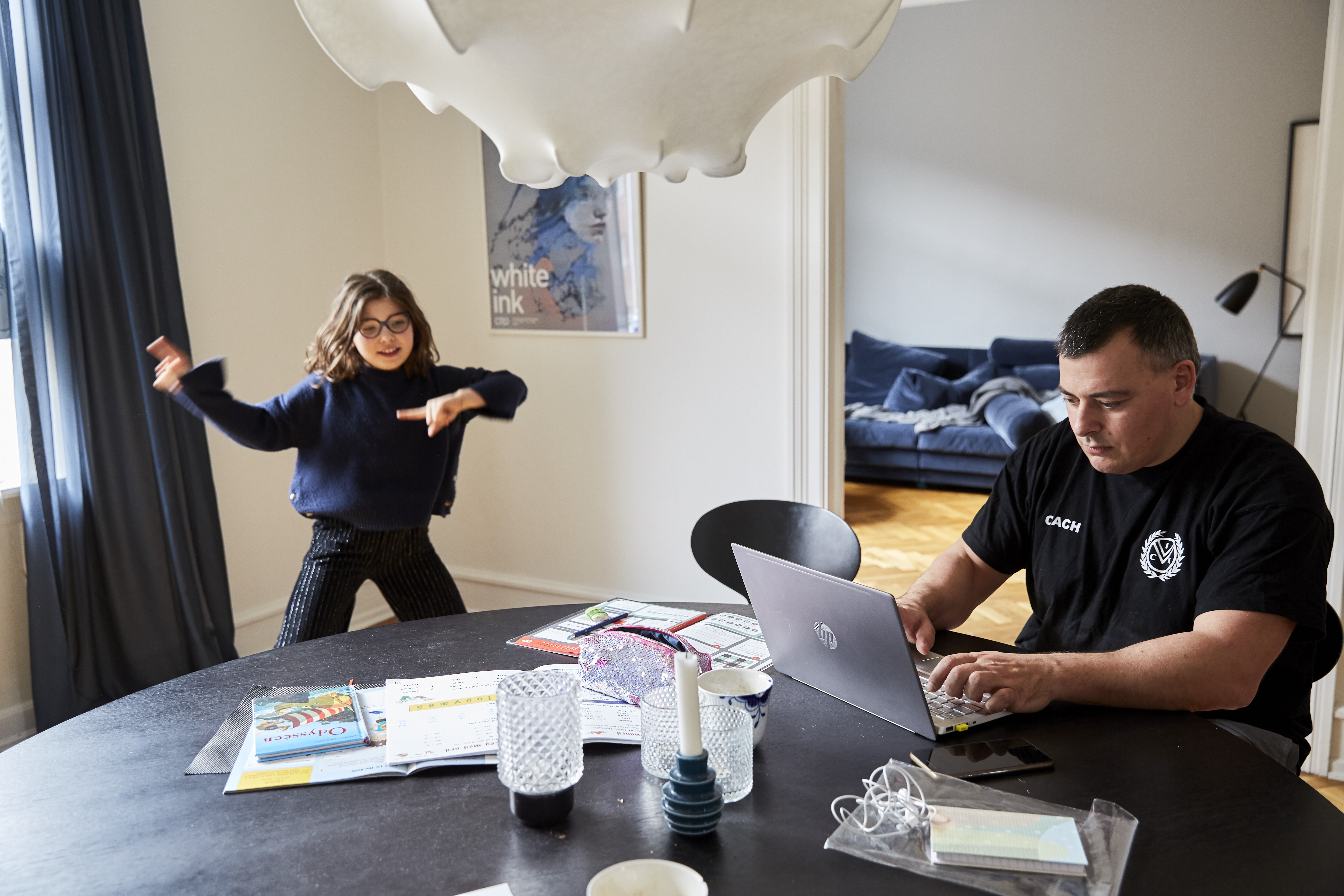 Familiefar med barn i baggrunden