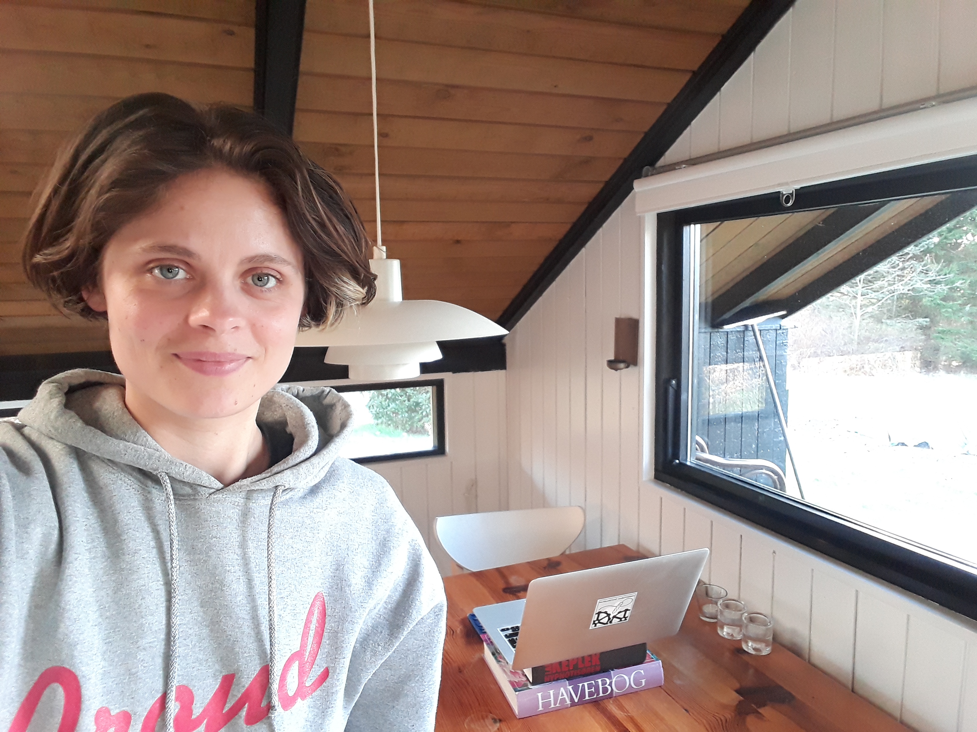 “Vi bor fem mennesker i et kollektiv i en lejlighed på Nørrebro. Det er dejligt, fordi vi altid kan tale om, hvordan vores dag har været – især i disse tider, hvor flere har det svært”.