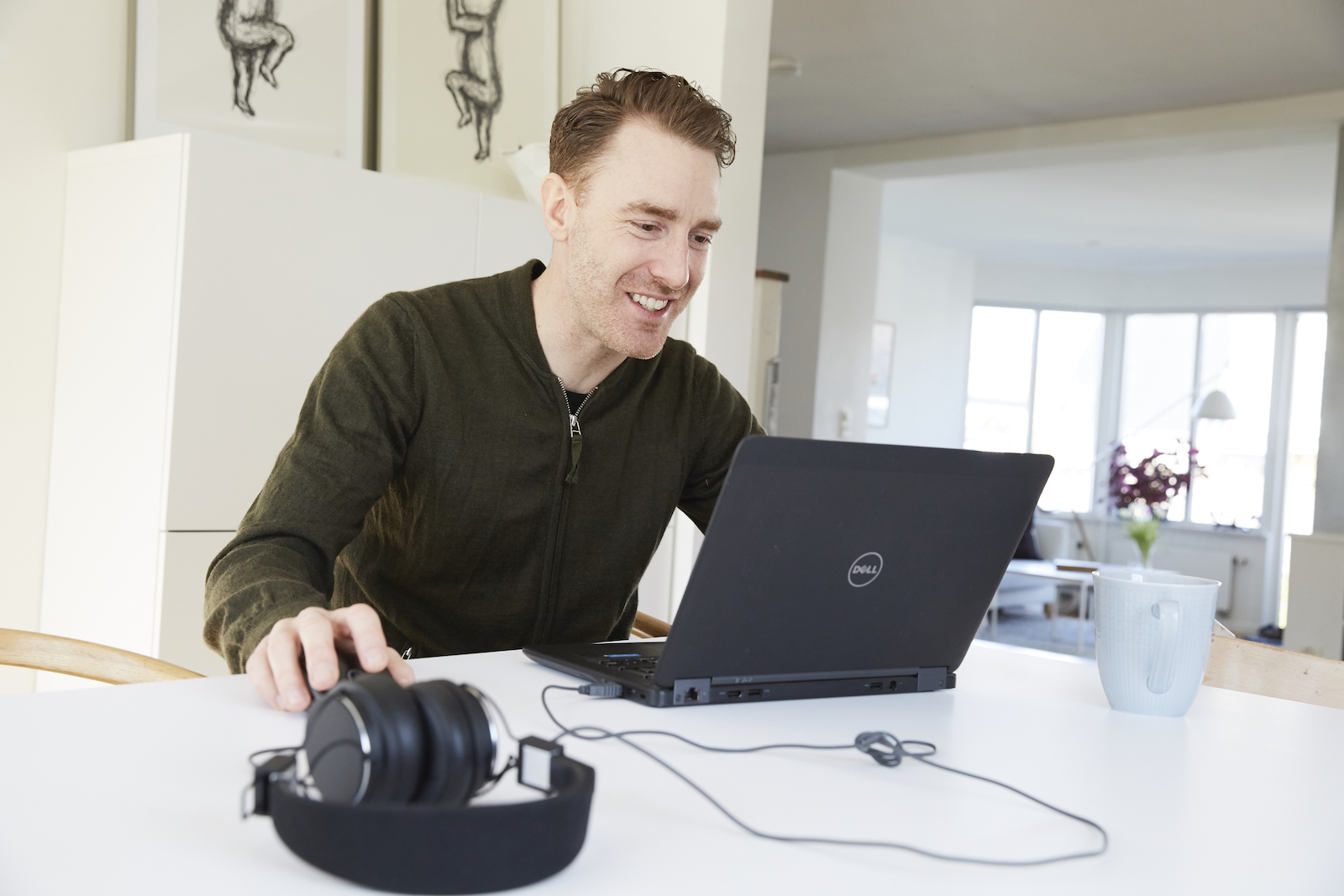 Mand arbejder ved bærbar