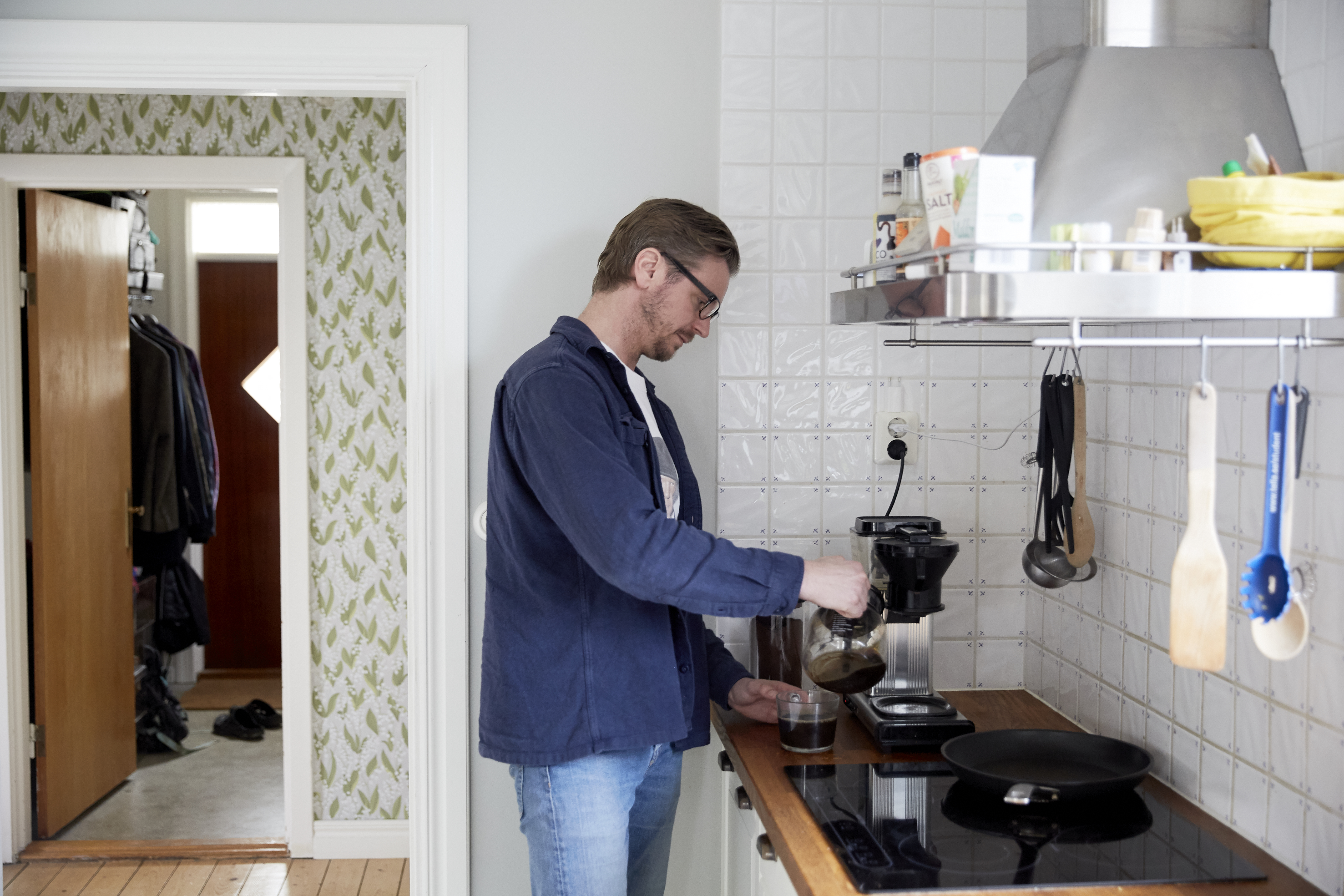 Mand, køkken, sendt hjem, råd til coronakrisen