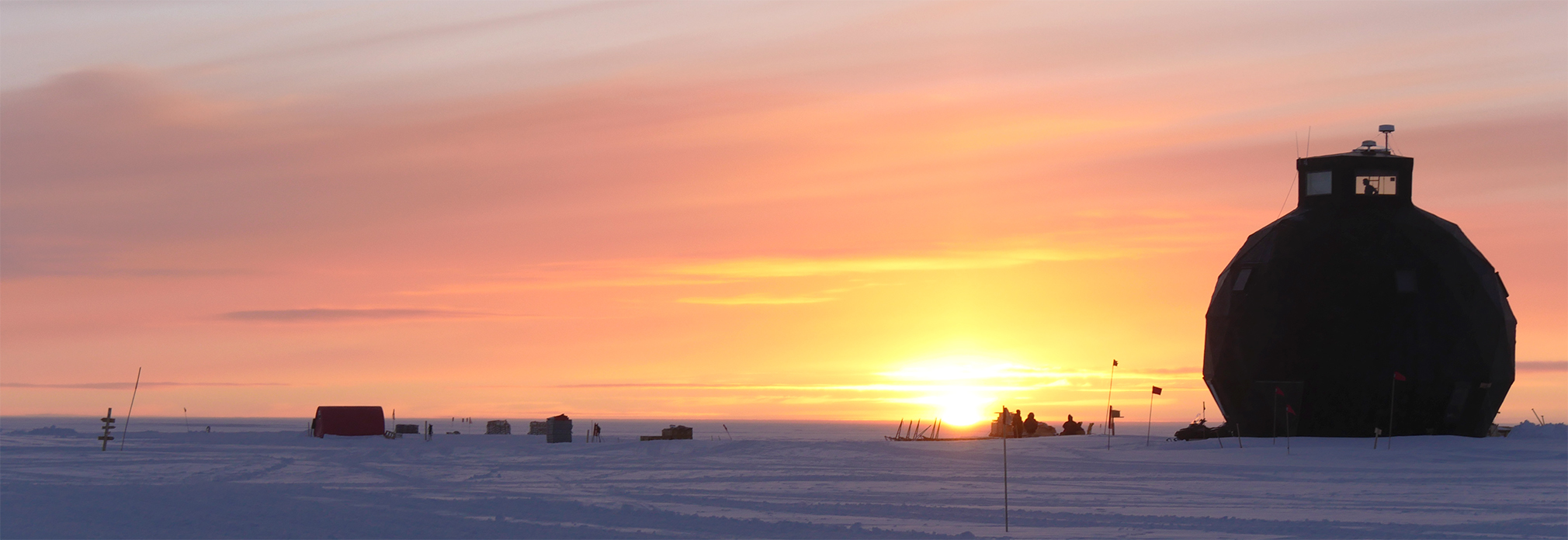  the east greenland ice-core project (eastgrip). “Main dome” i lejren indeholder køkken, spiseplads og  badeværelser i stueetagen, arbejdspladser og dagligstue på 1. sal og feltlederkontor øverst oppe i kuplen.
