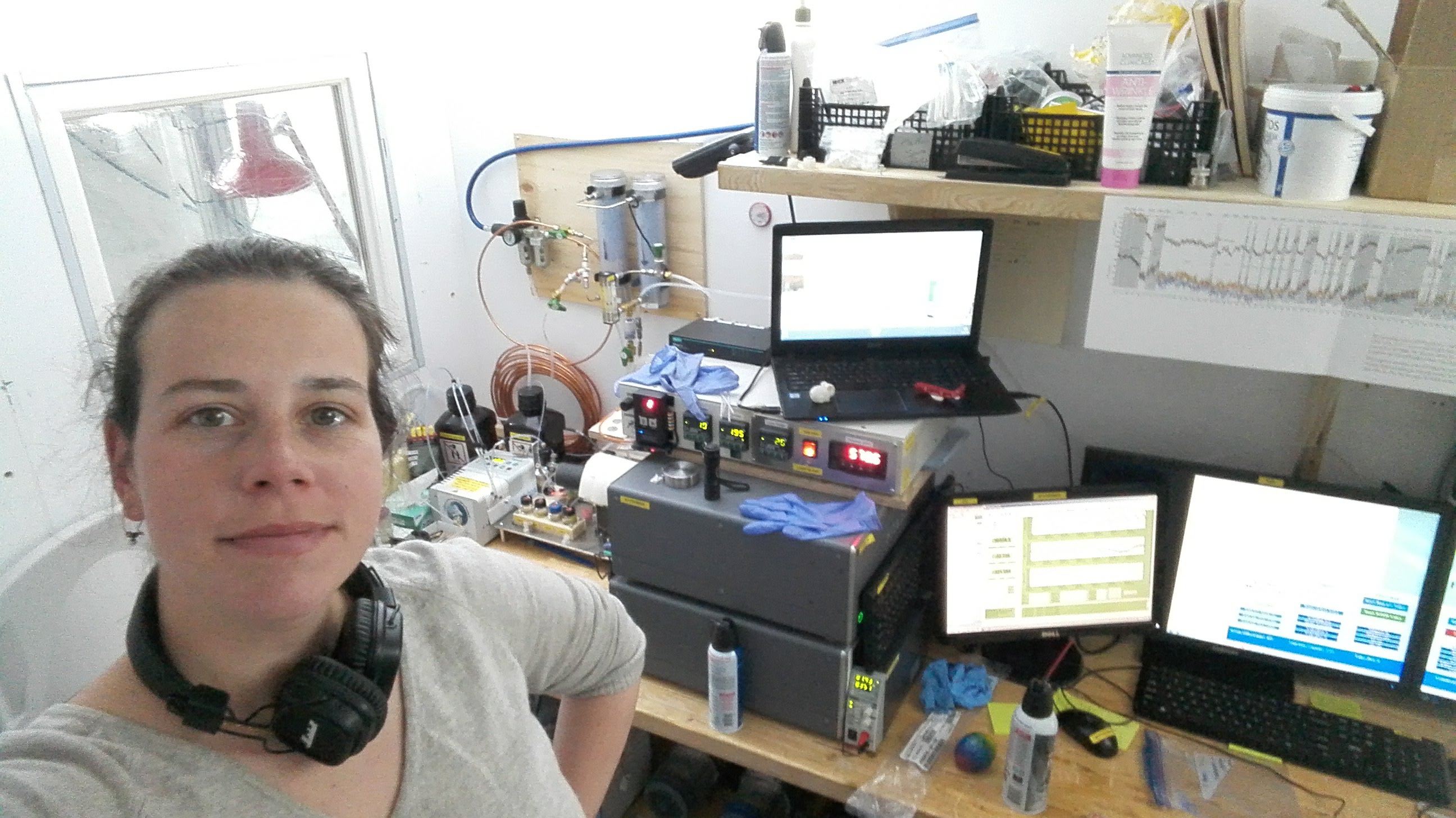 Giulia tog en selfie i isotoplaboratoriet på EastGRIP i sommeren 2019. En del af iskernen smeltes og isotopforholdene i smeltevandet måles med laserspektroskopi for at afsløre fortidens temperaturer.