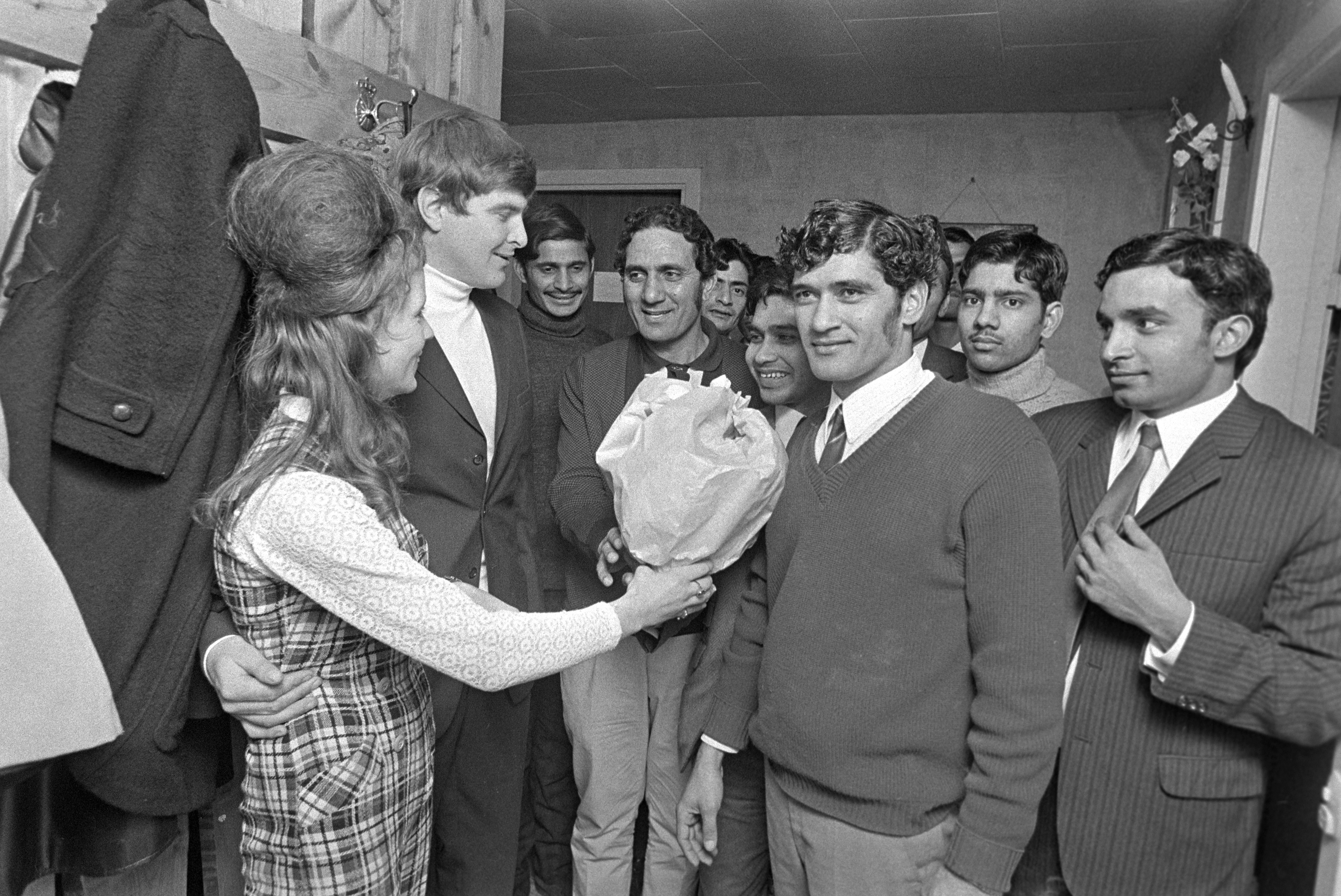 I begyndelsen blev gæstearbejdere fremstillet som flittige og nøjsomme personer, som vi skulle være glade for at have iblandt os. Her hilser et dansk par på en gruppe gæstearbejdere, der fejrer Eidt i 1970.