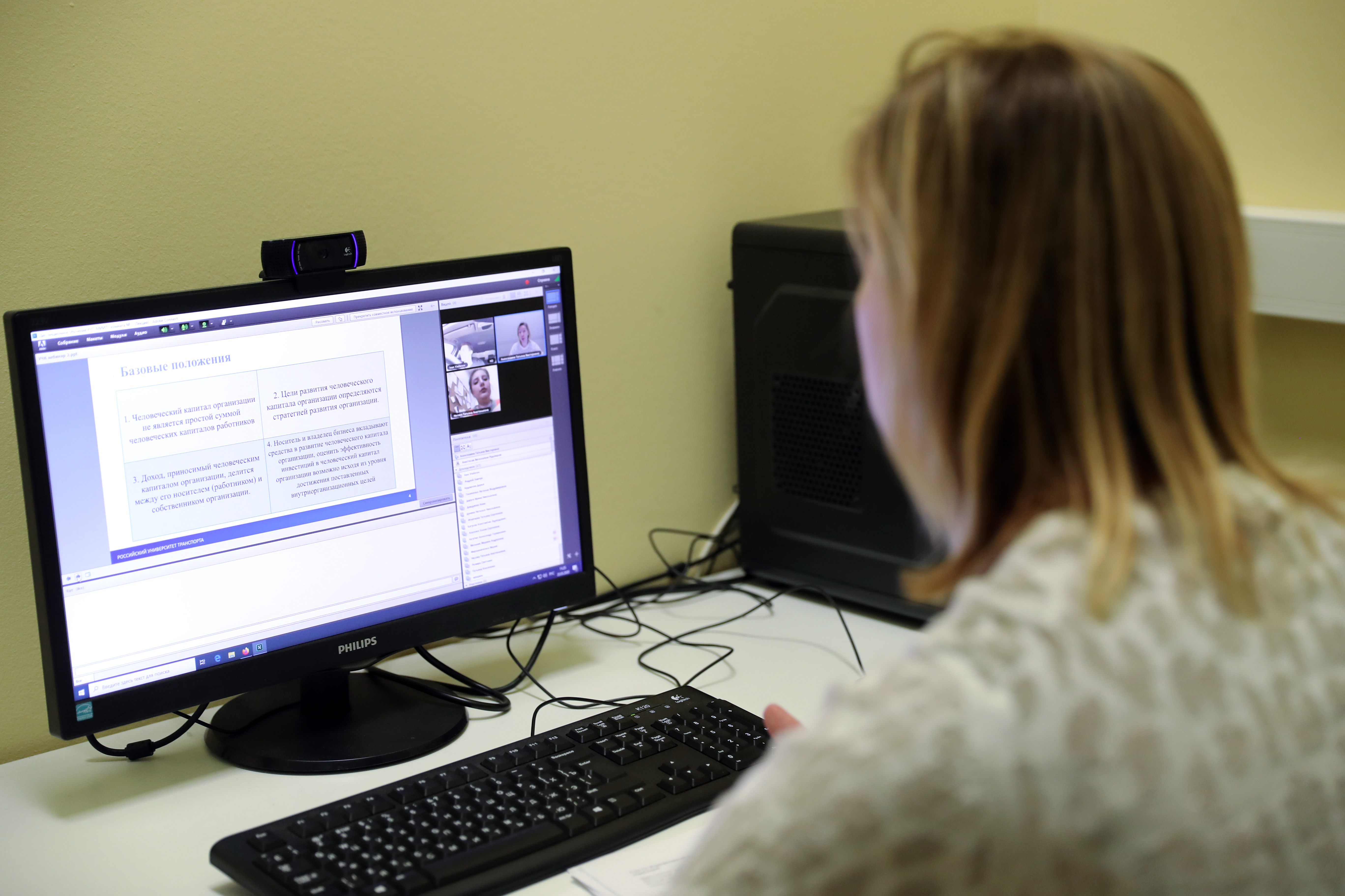 Undervisere over hele verden har måttet lægge undervisningen over på nettet på grund af coronakrisen. Her er en underviser ved Russian University of Transport under et webinar.