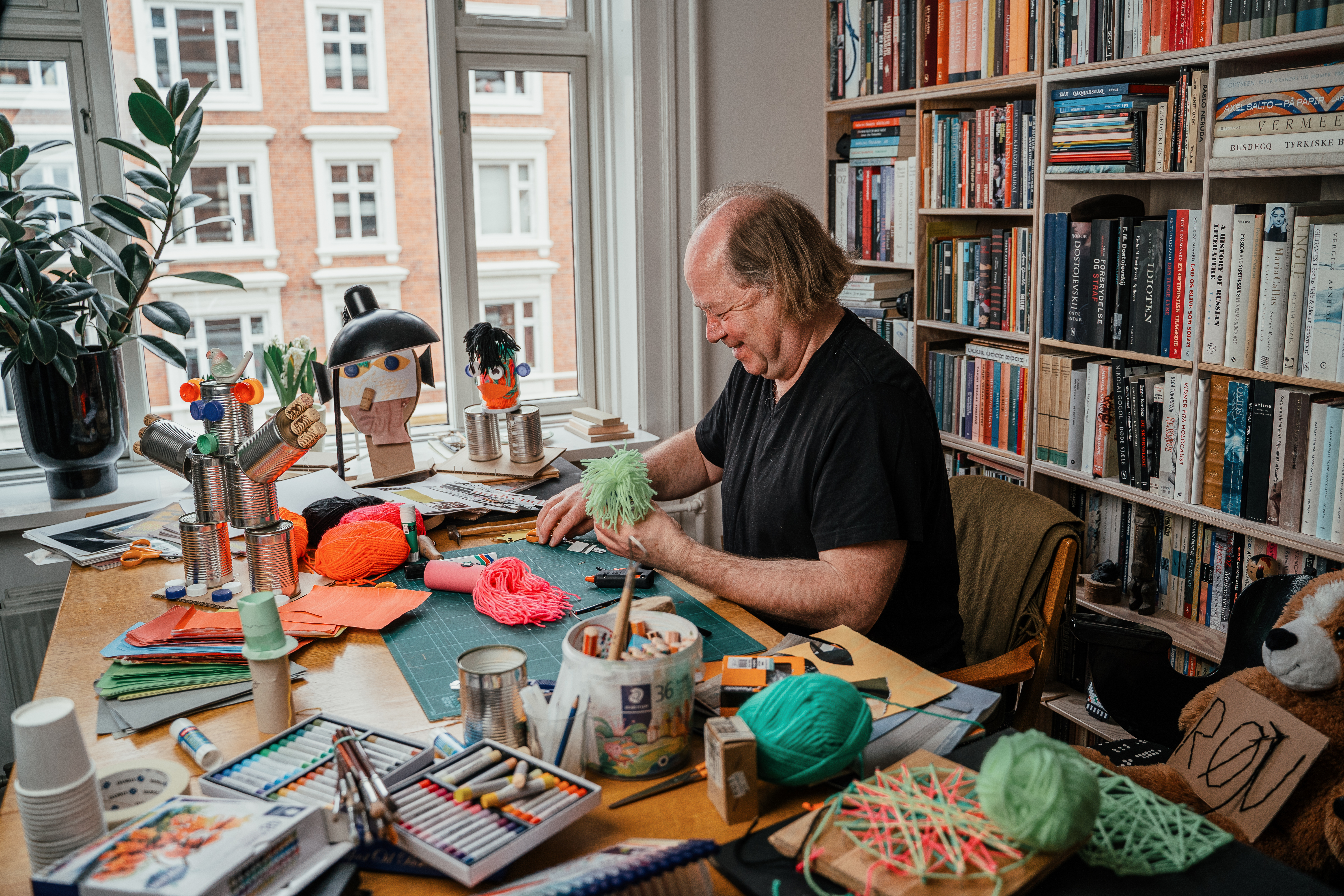 På Statens Museum for Kunst har værkstedsansvarlig Michael Hansen produceret kreative gør det selv-videoer til børn (SMK Hjemkunstskab) under coronakrisen.