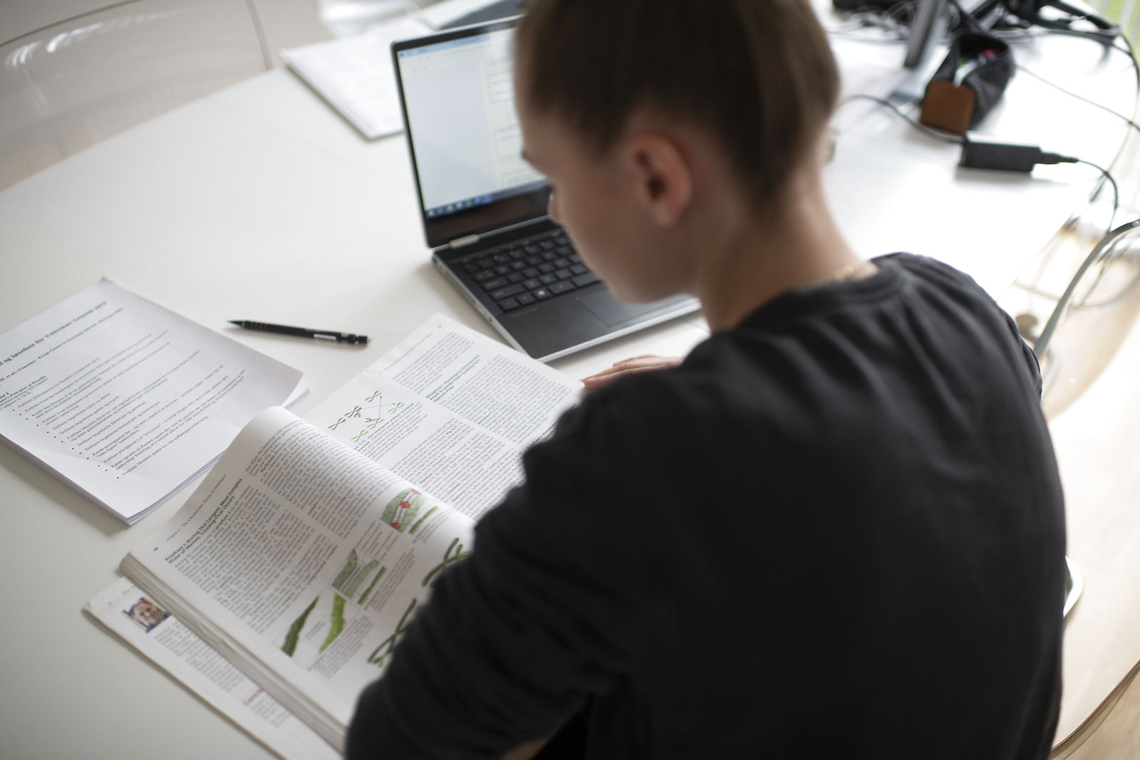 Kvinde har onlineundervisning under coronakrisen