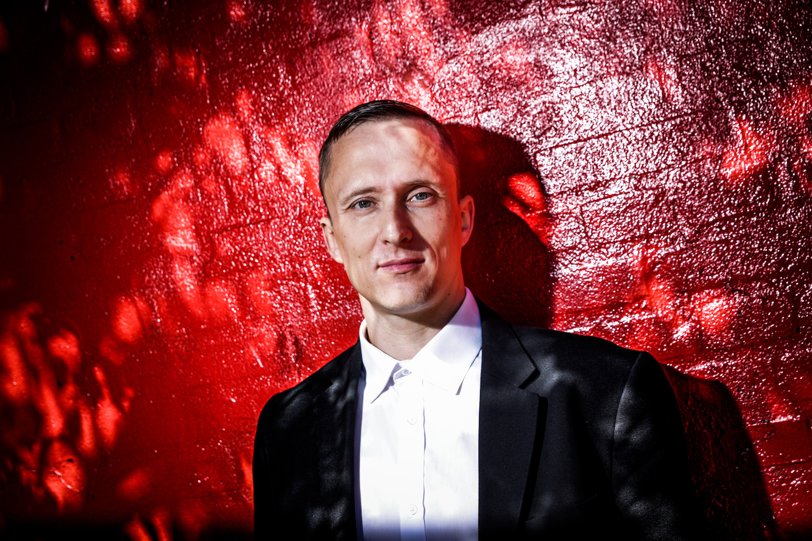 Martin Ellermann, f. 1978, er forfatter og journalist. Han har studeret engelsk, filosofi, journalistik og amerikanske studier ved Syddansk Universitet, Ohio University og University of Amsterdam