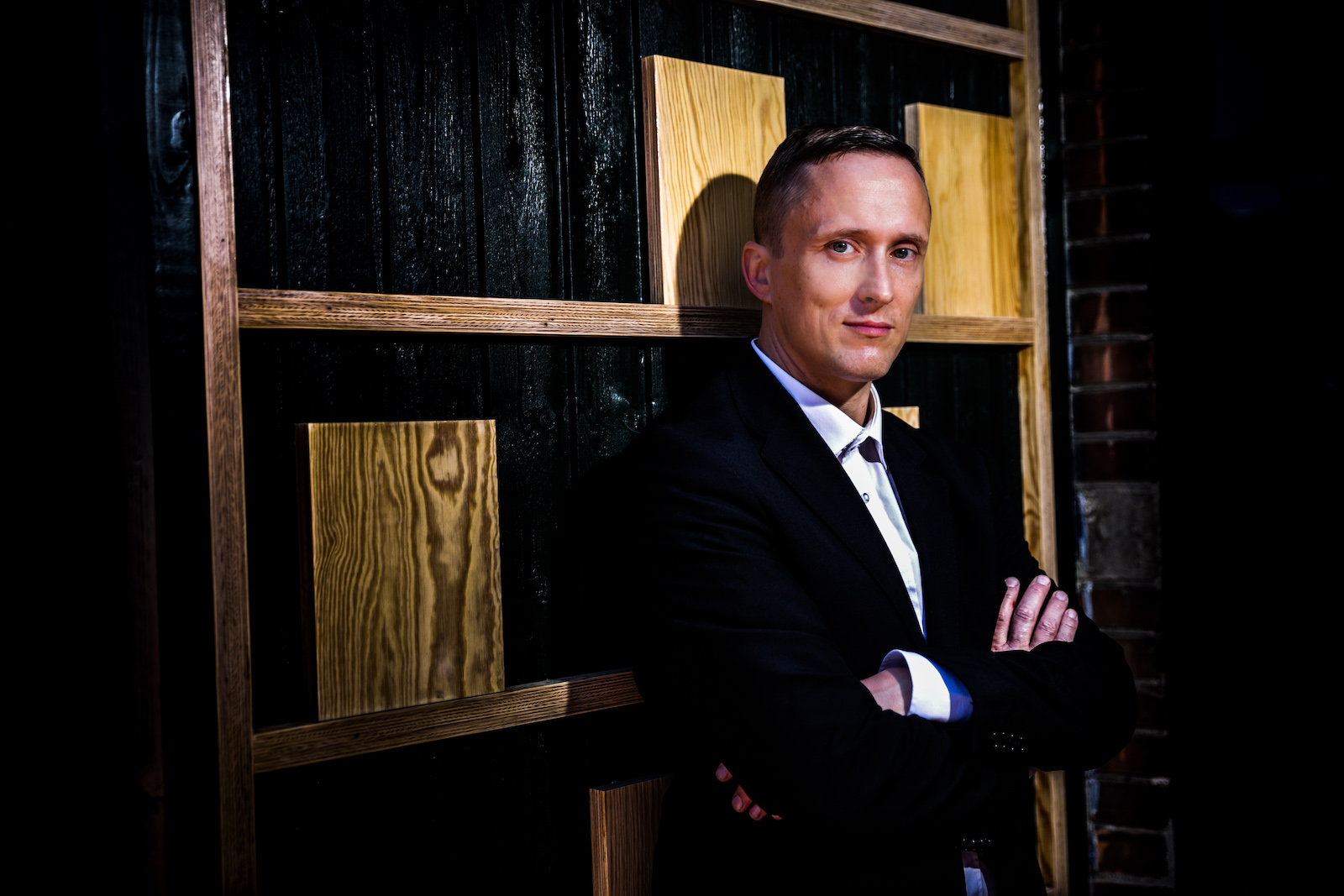 Martin Ellermann, f. 1978, er forfatter og journalist. Han har studeret engelsk, filosofi, journalistik og amerikanske studier ved Syddansk Universitet, Ohio University og University of Amsterdam