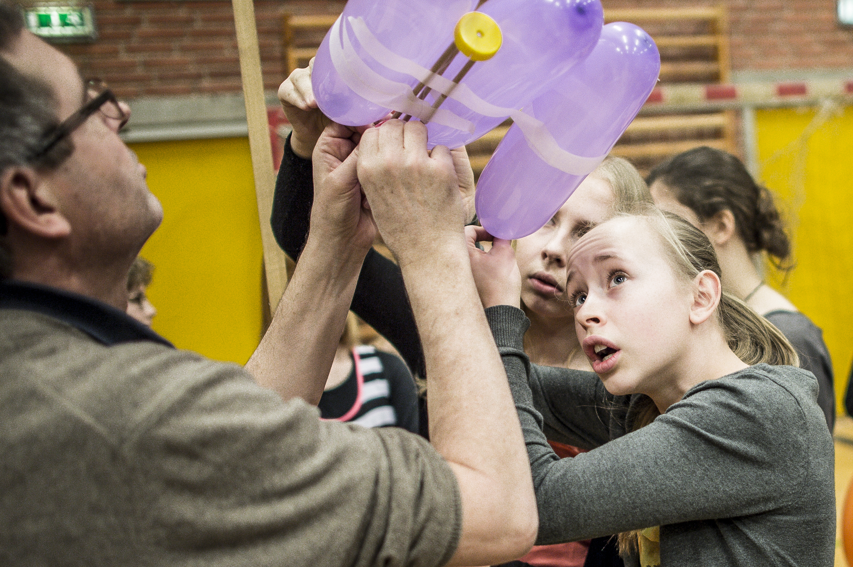 Lærere i naturfagsundervisningen møder ofte piger og drenge med forskellige forventninger til, hvad de kan lide, og hvordan de er – det skal de måske prøve at bryde med, fortæller Jette Sandager. Her deltager elever på Skjoldhøjskolen i Aarhus i “Naturfagsmaraton” i foråret.