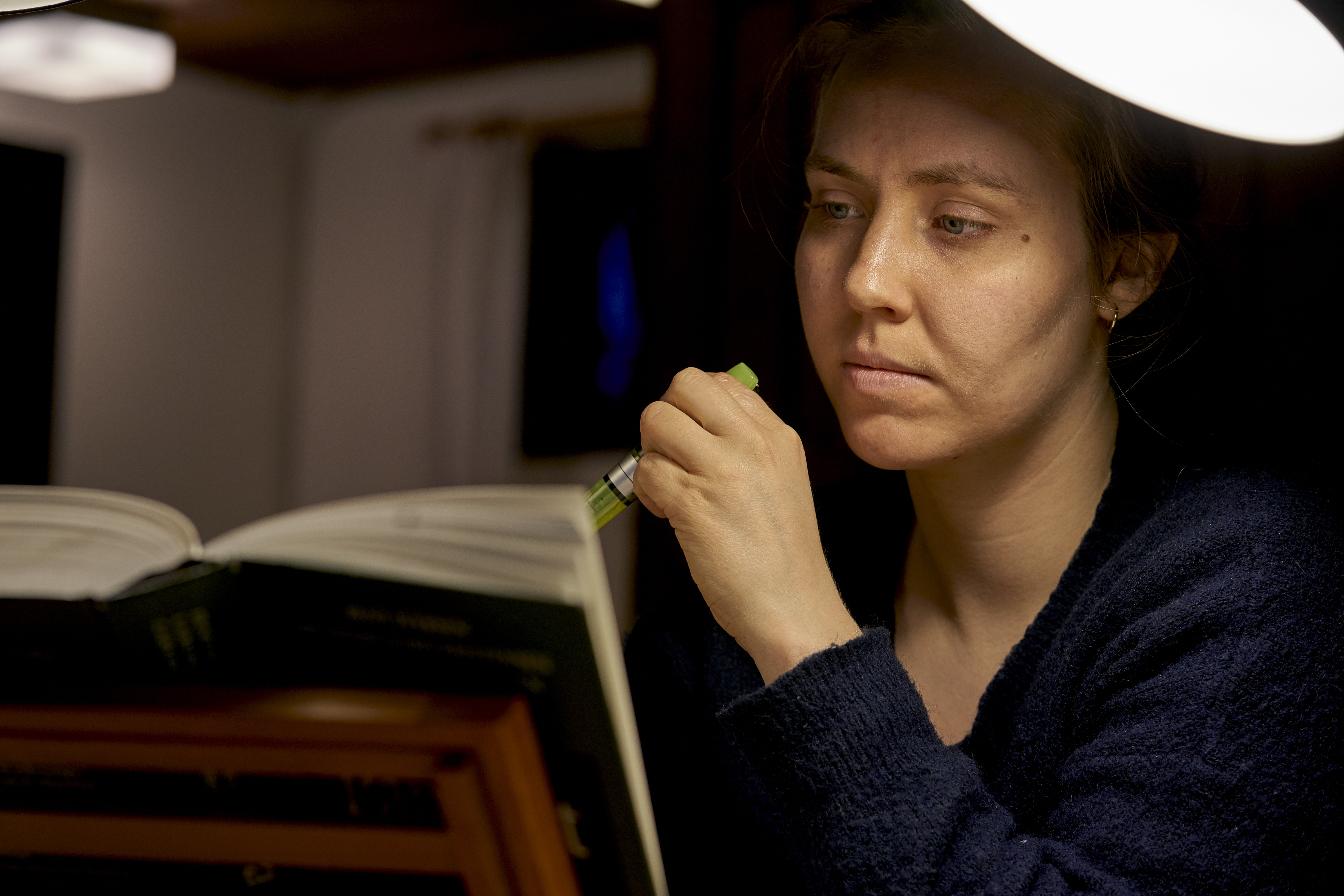 Studerende der læser i en bog