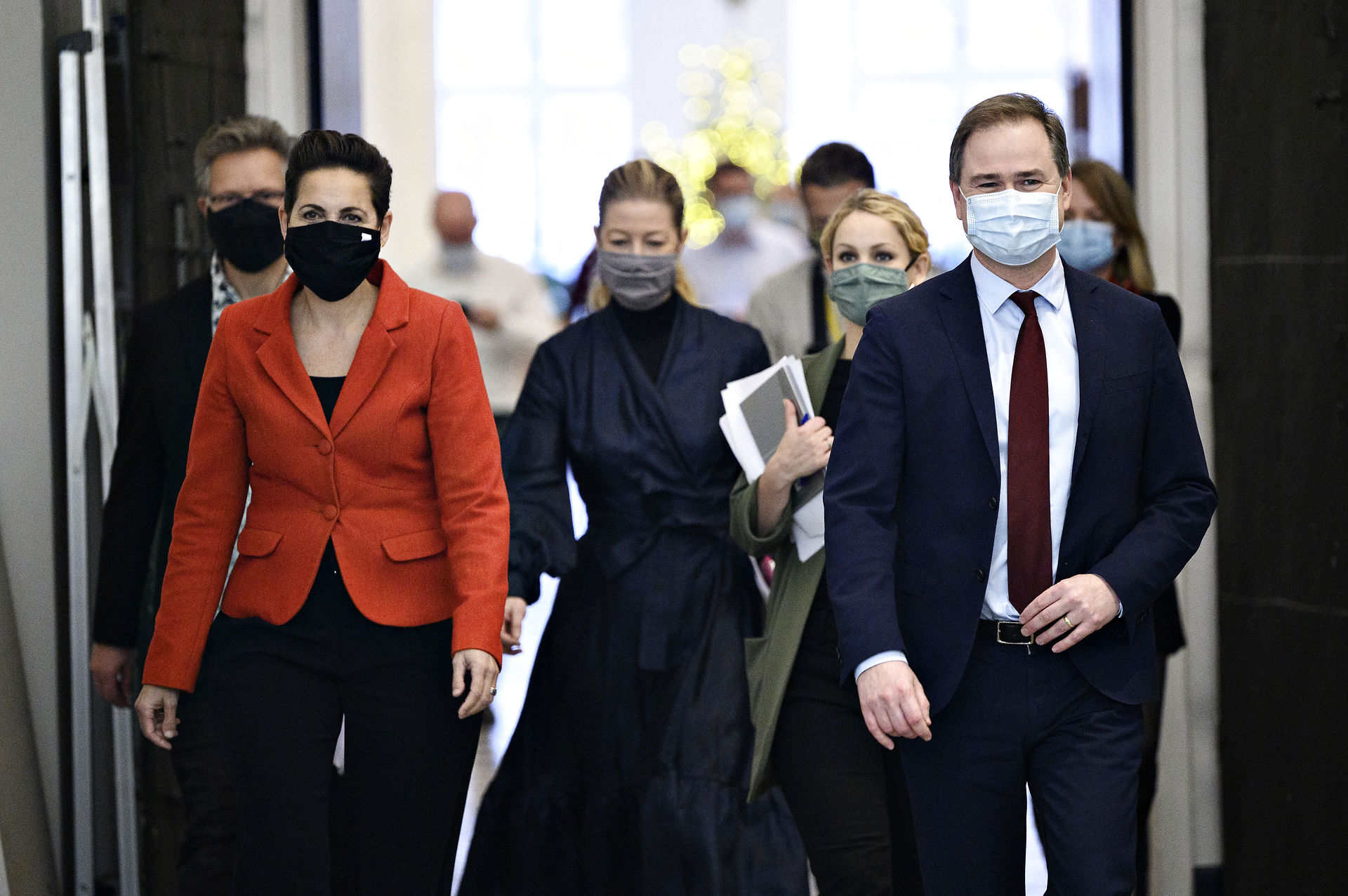 Finansminister Nicolai Wammen (S), Torsten Gejl (ALT), Pia Olsen Dyhr (SF), Sofie Carsten Nielsen (RV) og Pernille Skipper (EL), før finansministeren præsenterer finanslovsaftale 2021 på et pressemøde sammen med Radikale Venstre, Socialistisk Folkeparti, Enhedslisten og Alternativet i Finansministeriet i København, søndag den 6. december 2020.